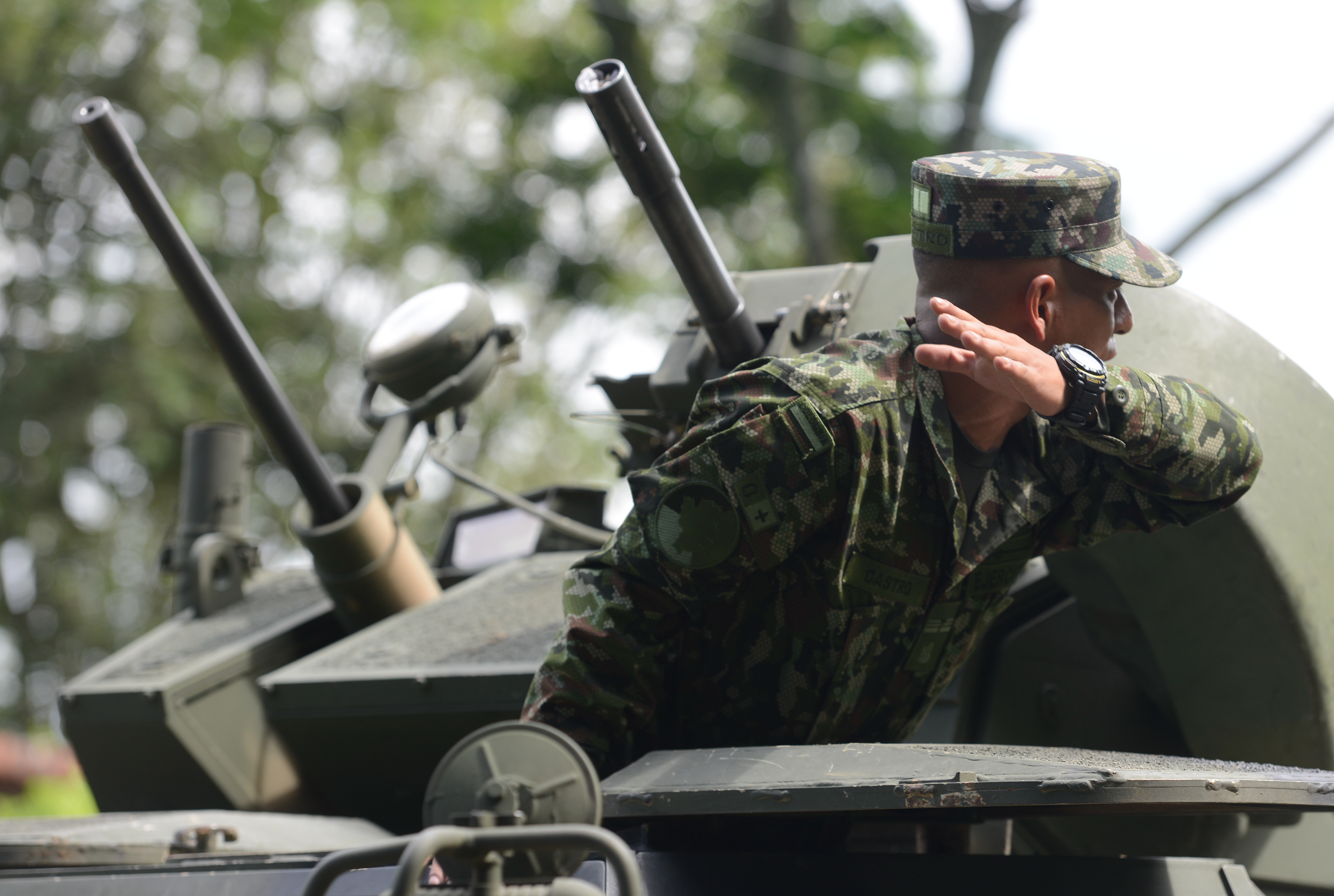 JAMUNDI (COLOMBIA), 13/06/2024.- Soldados del ejército colombiano patrullan este jueves por vías de acceso al municipio de Jamundí (Colombia). Un total de 100 policías llegaron este jueves a reforzar la seguridad en el municipio de Jamundí, la localidad del suroeste de Colombia que sufrió dos atentados terroristas el miércoles a manos de las disidencias de las FARC y vive asediada por la violencia. EFE/ Ernesto Arias