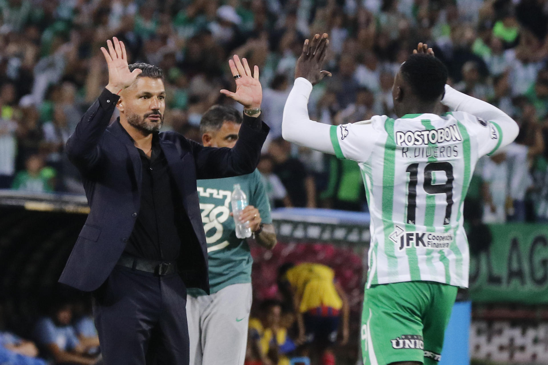 AME7735. MEDELLÍN (COLOMBIA), 14/05/2025.- Javier Gandolfi, entrenador de Atlético Nacional, celebra con su jugador Kevin Viveros un gol este miércoles, en un partido de la fase de grupos de la Copa Libertadores entre Atlético Nacional y Bahía, en el estadio Atanasio Girardot de Medellín (Colombia). EFE/ Stringer
