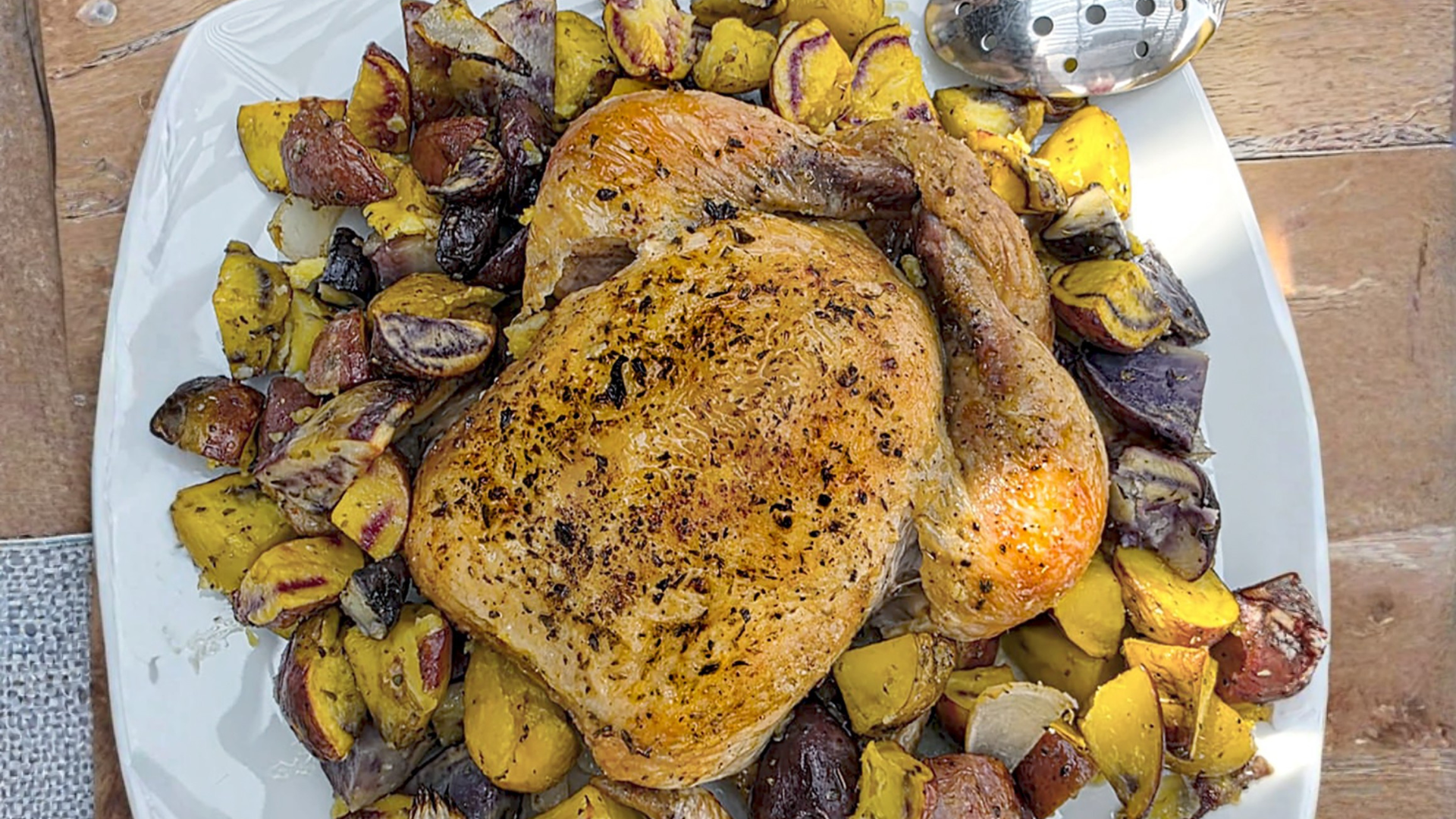 Receta para preparar pollito asado con papas nativas y sal aromática