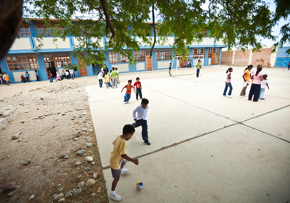 Un caos perfecto en el patio del colegio