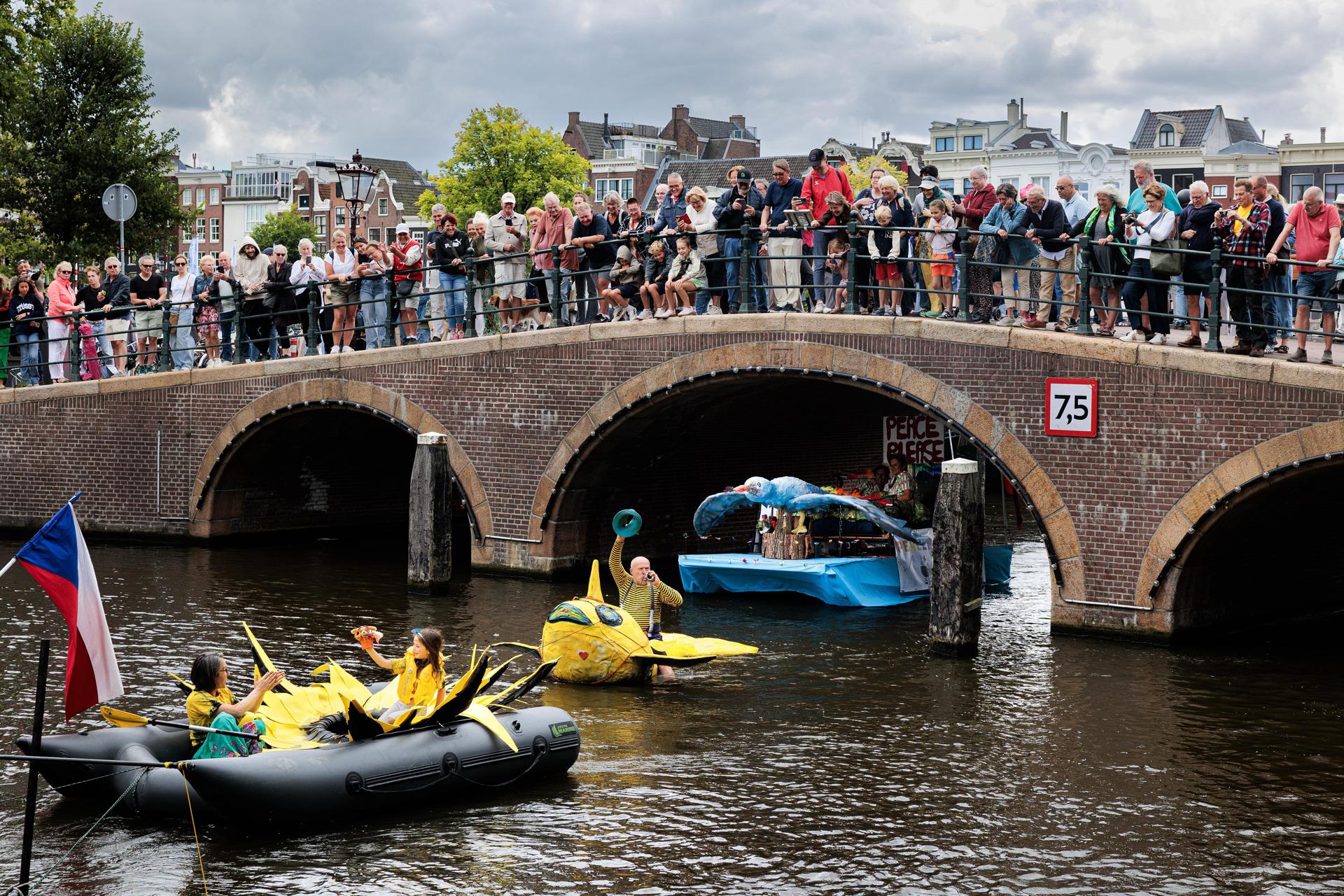 Ámsterdam a juicio por el turismo masivo: lo acusan de no frenar las masas