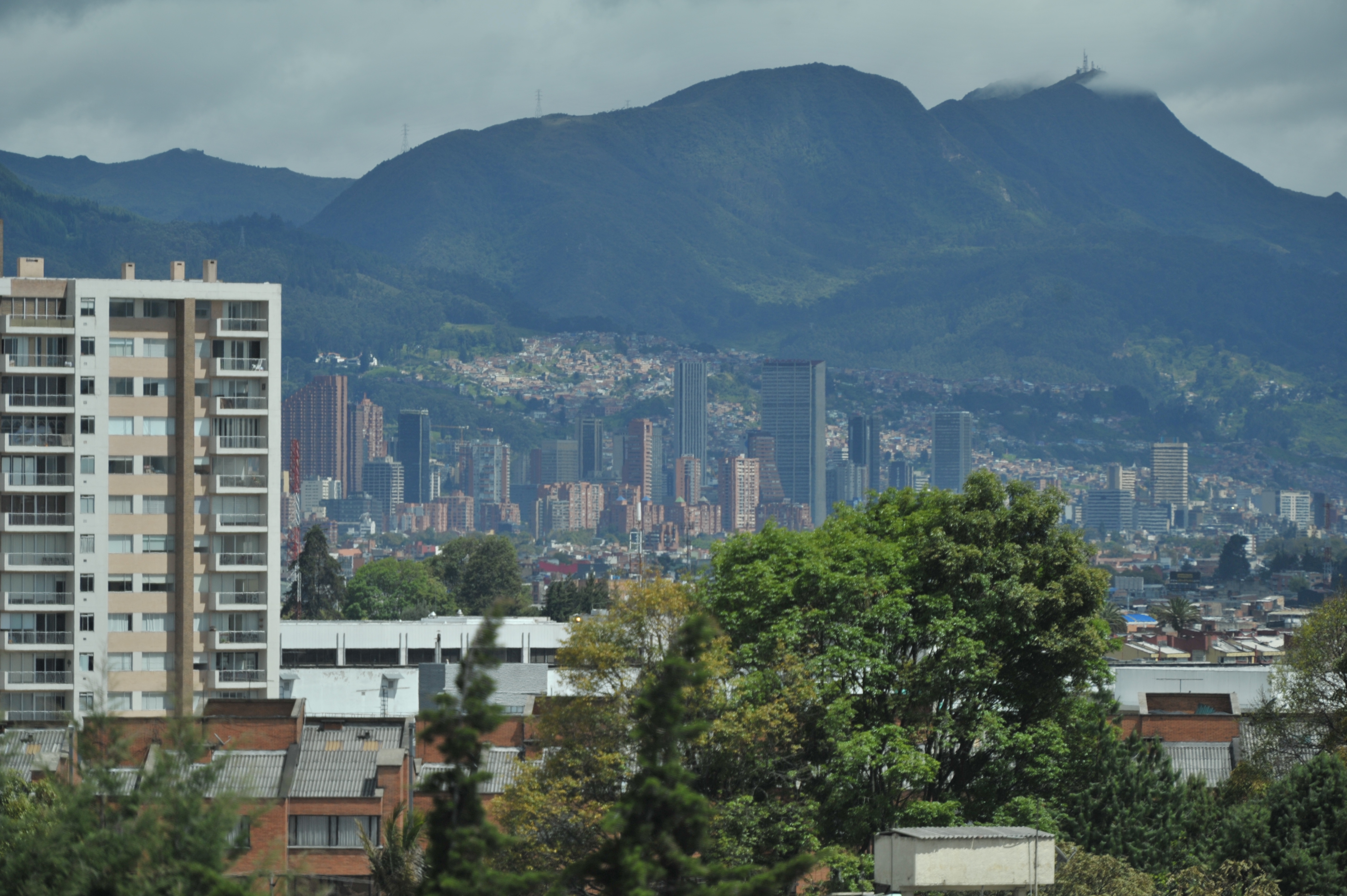 Vista panorámicas de la ciudad, edificios y viviendas.