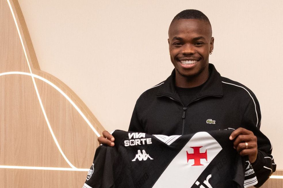 Carlos Andrés Gómez posa con la camiseta de Vasco da Gama.