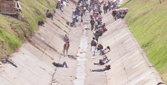 Cientos de habitantes de calle se concentraron en el caño de la carrera 30 con calle 6. /Óscar Güesguán