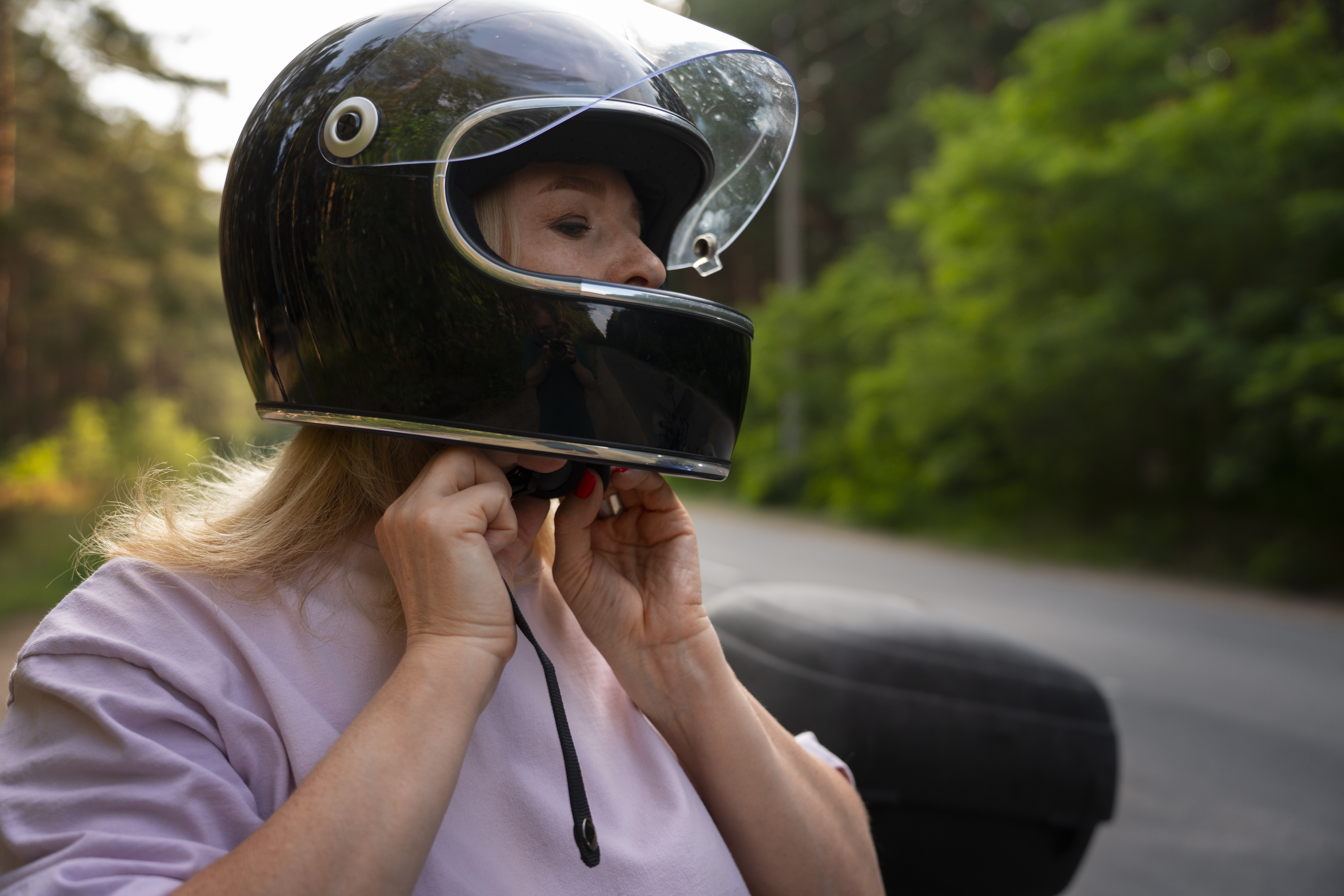 La forma correcta de ajustar el casco de su moto y evitar lesiones en cinco pasos