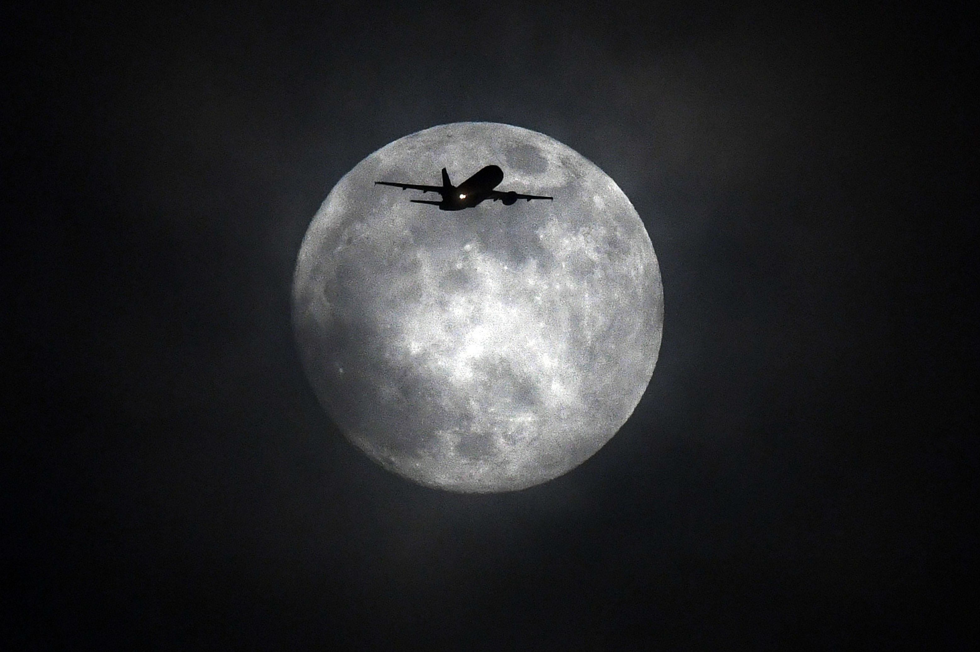 Las mejores fotos de la superluna de este martes