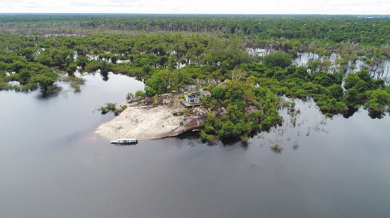 Hotel abandonado sobre una de las rocas más antiguas del país en el río Atabapo, donde los geólogos extrajeron algunas muestras.  / Servicio Geológico Colombiano.