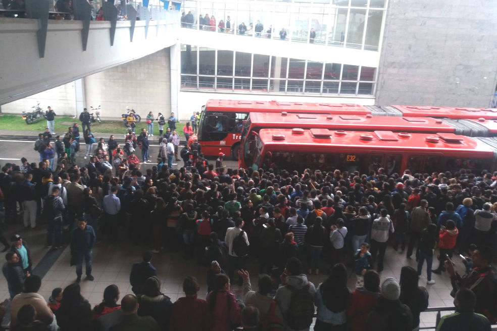 Usuarios protagonizan bloqueos en Portal Américas por falta de buses