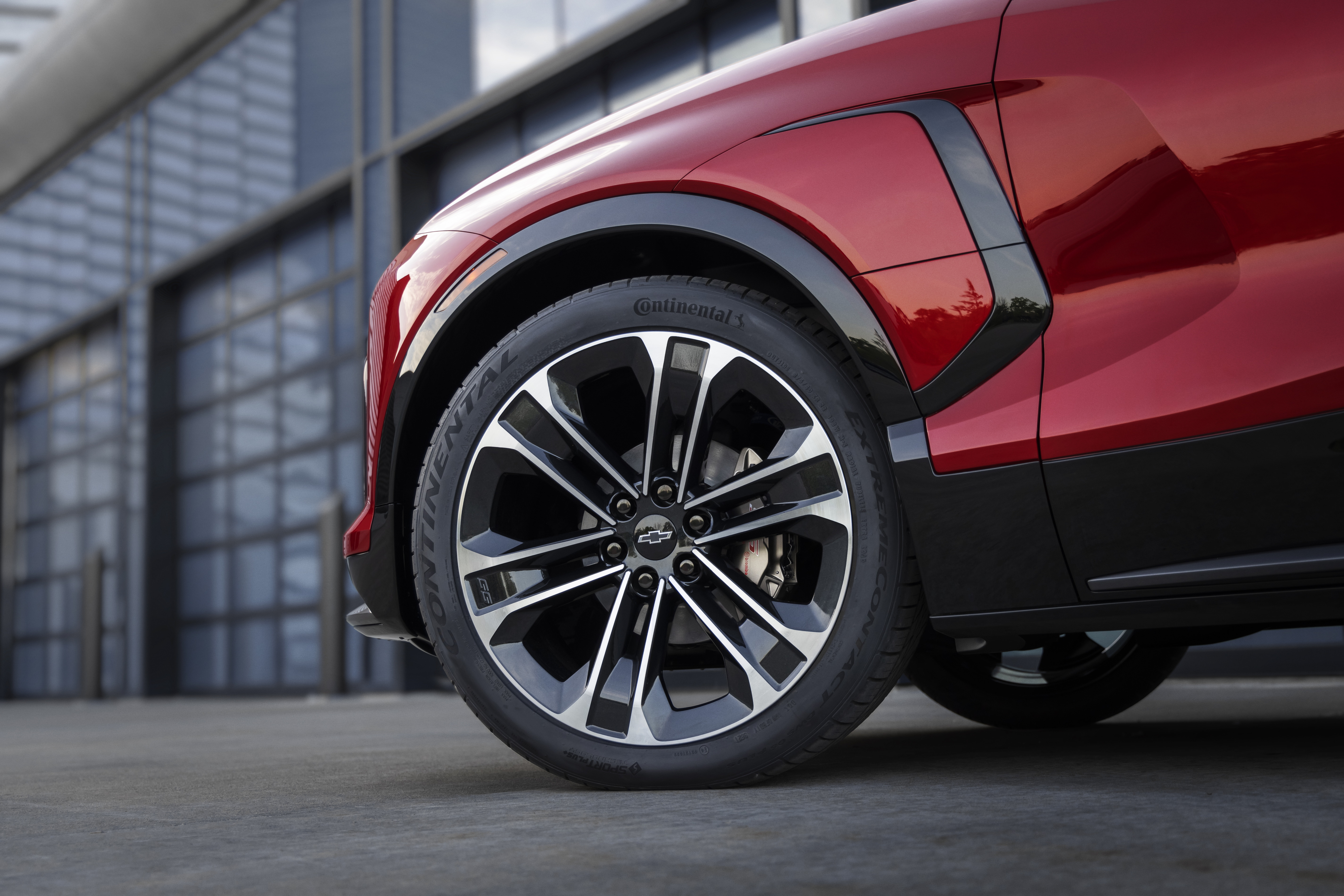 La opción de entrada, LT, incluirá rines de 19 pulgadas. El modelo RS tendrá unos de 21”. Para la alternativa SS, Chevrolet incorporó rines de 22”.
