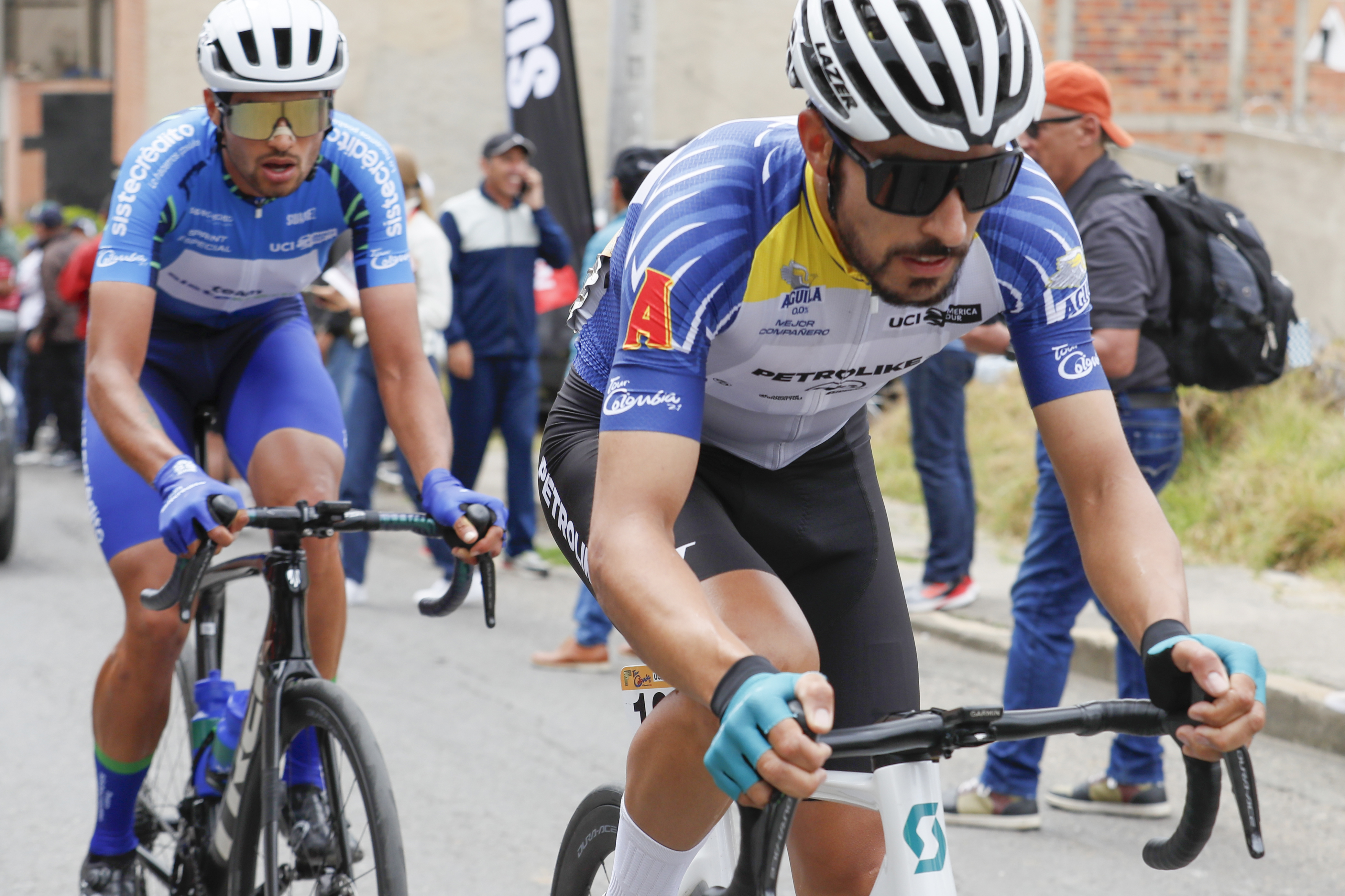 AMDEP6624. TUNJA (COLOMBIA), 08/02/2024.- Los colombianos Bernardo Suaza (d) de Petrolike y David Gómez de Sistecrédito compiten en la tercera etapa de la carrera ciclística Tour Colombia 2024 hoy, en Tunja (Colombia). La etapa tiene un recorrido de 141,9 km con salida y llegada en Tunja. EFE/ Carlos Ortega