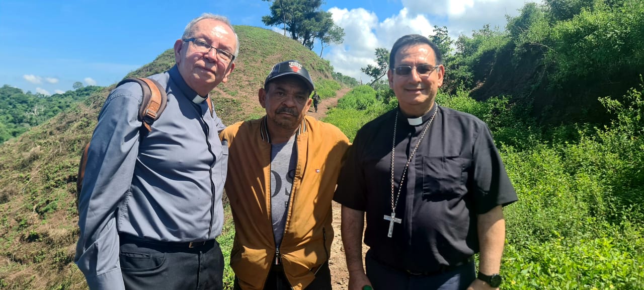 Monseñor Francisco Ceballos, obispo de Riohacha y Monseñor Héctor Henao, recibieron al papá de Luis Díaz.