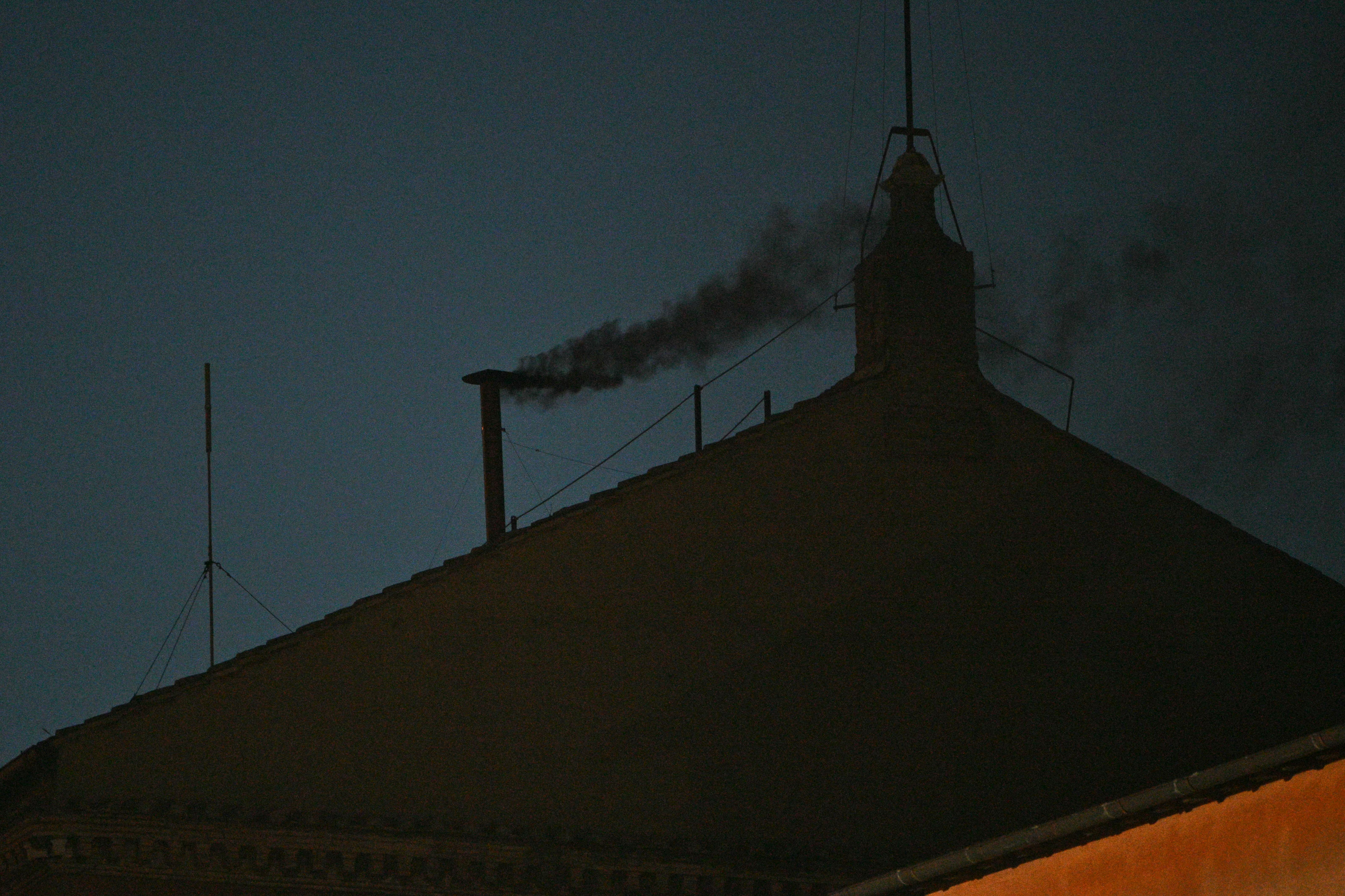 Cónclave este miércoles: humo negro, los cardenales no escogieron papa