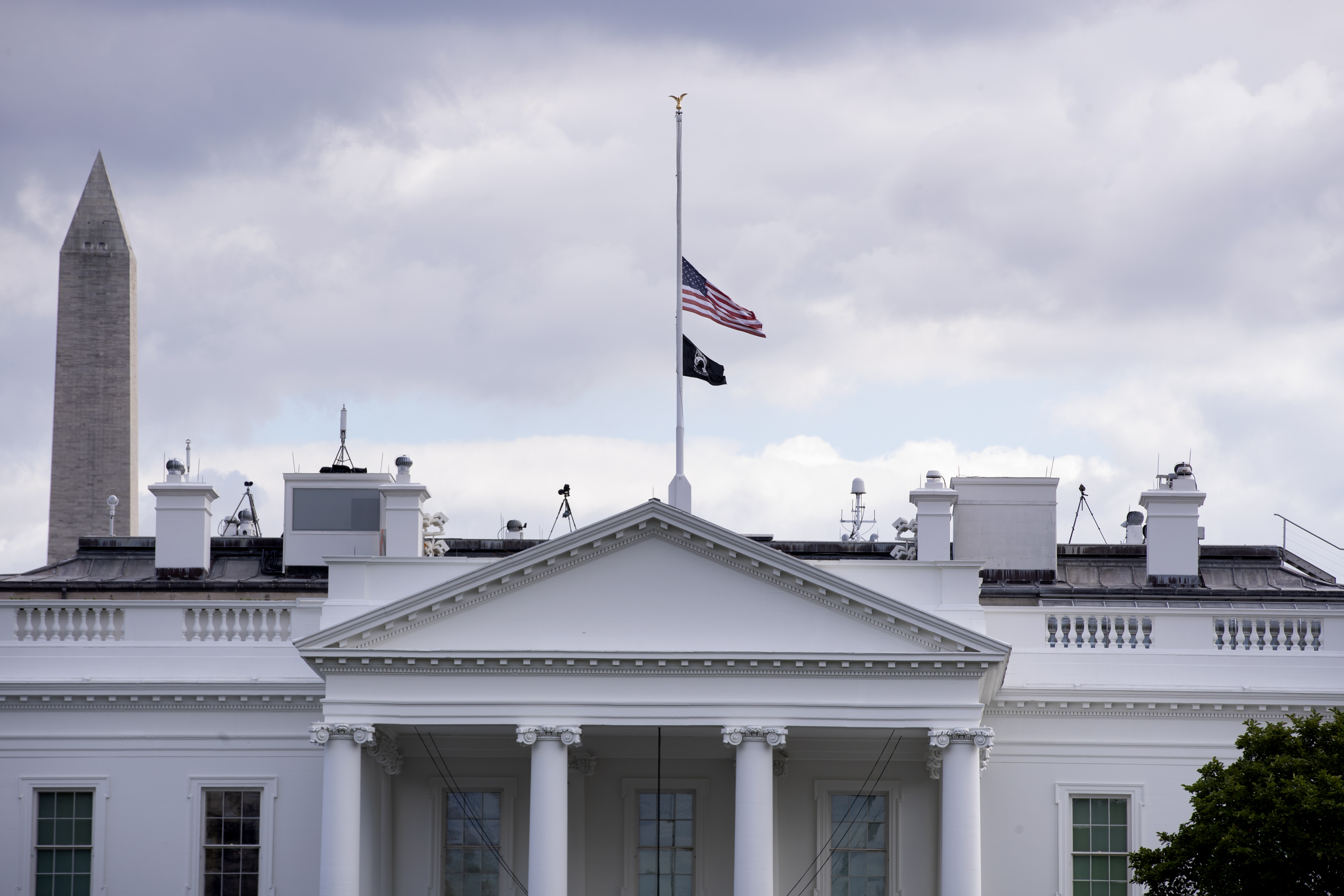 Washington (Usa), 08/09/2022.- The United States national flag flies at half-staff over the White House by proclamation of US President Joe Biden, to honor the late Queen Elizabeth II of Britain following her death, in Washington, DC, USA, 08 September 2022. According to a statement issued by Buckingham Palace on 08 September 2022, Britain's Queen Elizabeth II has died at her Scottish estate, Balmoral Castle, on 08 September 2022. The 96-year-old Queen was the longest-reigning monarch in British history. (Reino Unido, Estados Unidos) EFE/EPA/MICHAEL REYNOLDS