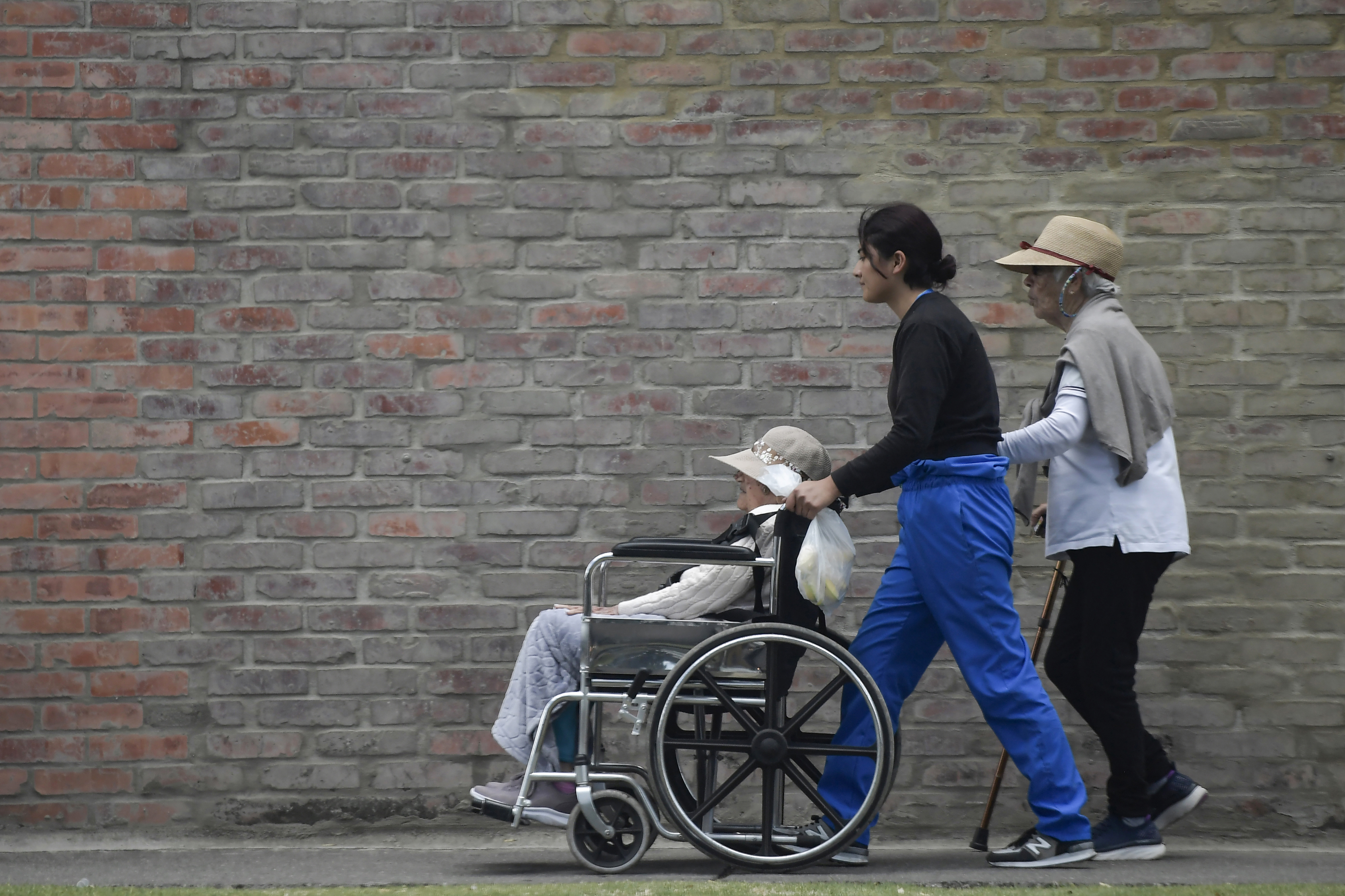Personas de la tercera edad también conocidos como adultos mayores en las calles de Bogotá