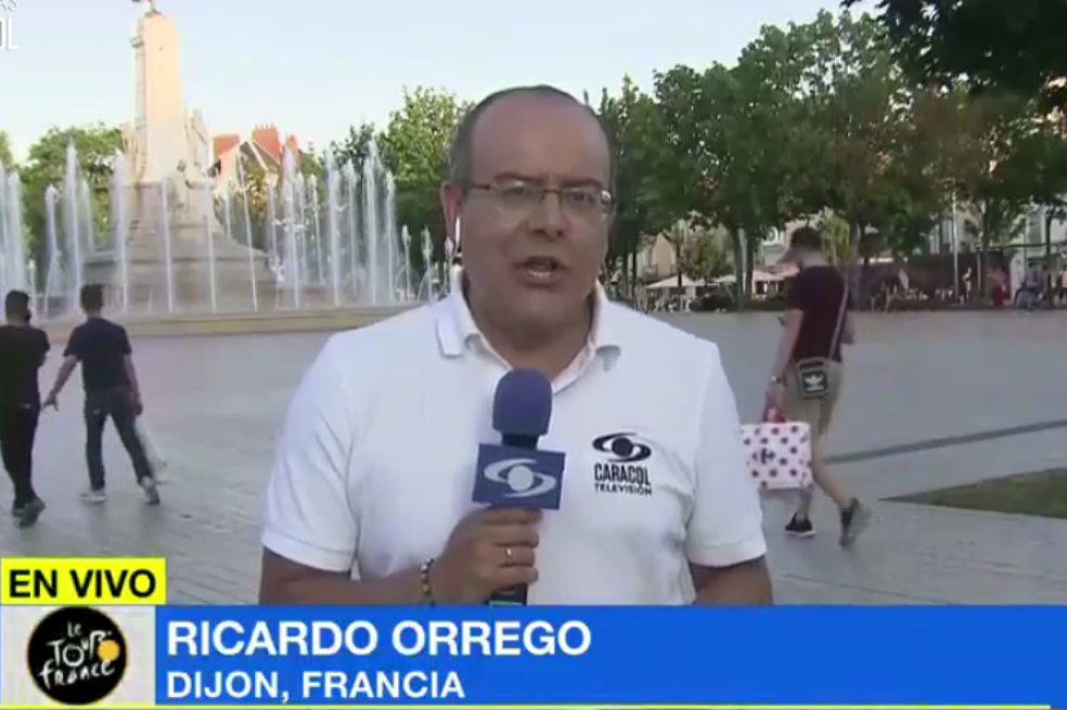 Video: Tres hombres intentaron besar al presentador Ricardo Orrego