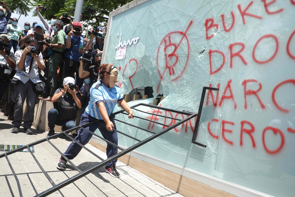 ¿Por qué miles de personas protestaron contra Nayib Bukele en El Salvador?