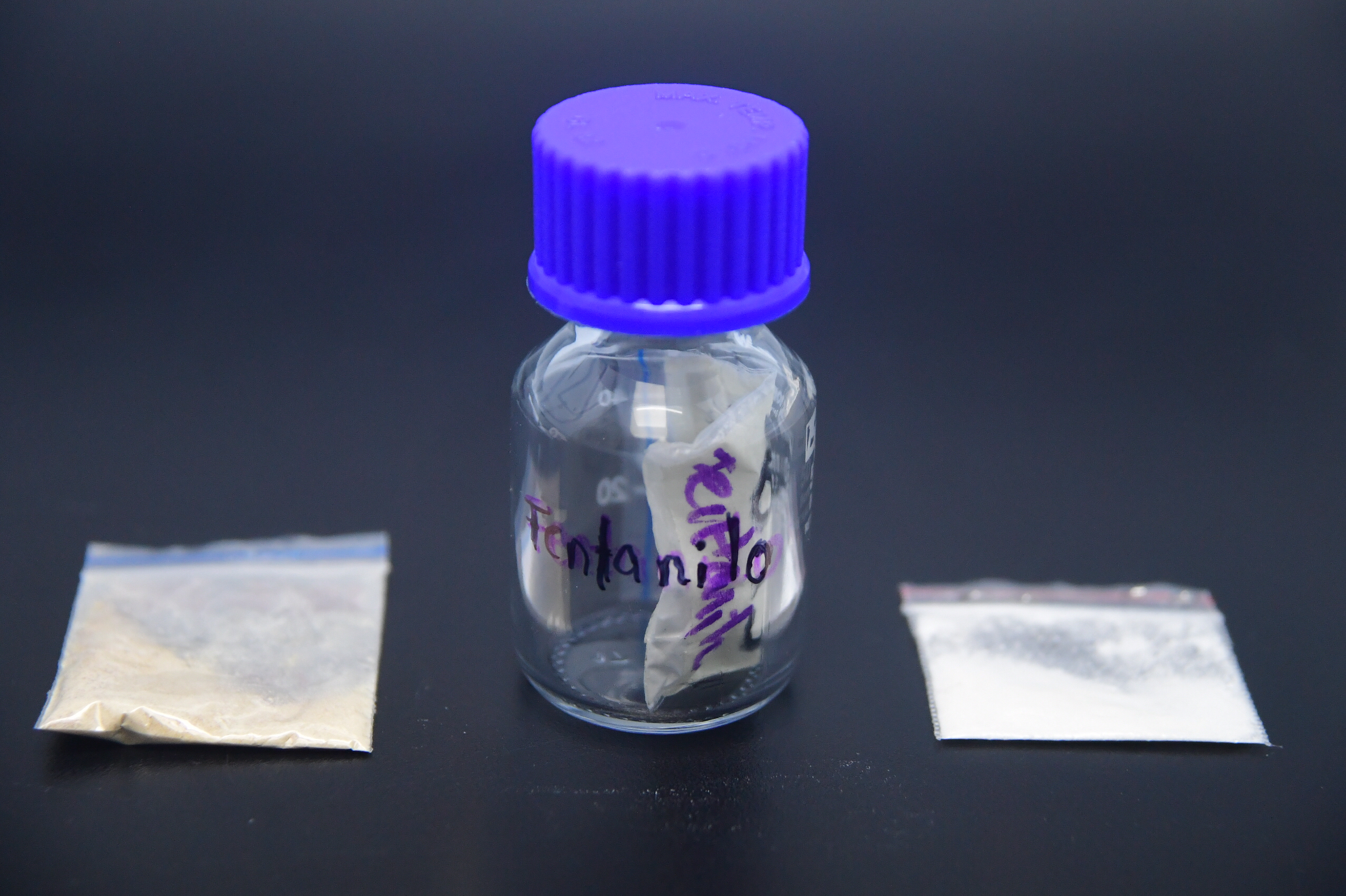 Proceso de análisis del opioide sintético fentanilo realizado por científicos de la Dirección de Antinarcóticos de Colombia en su laboratorio químico de investigación.