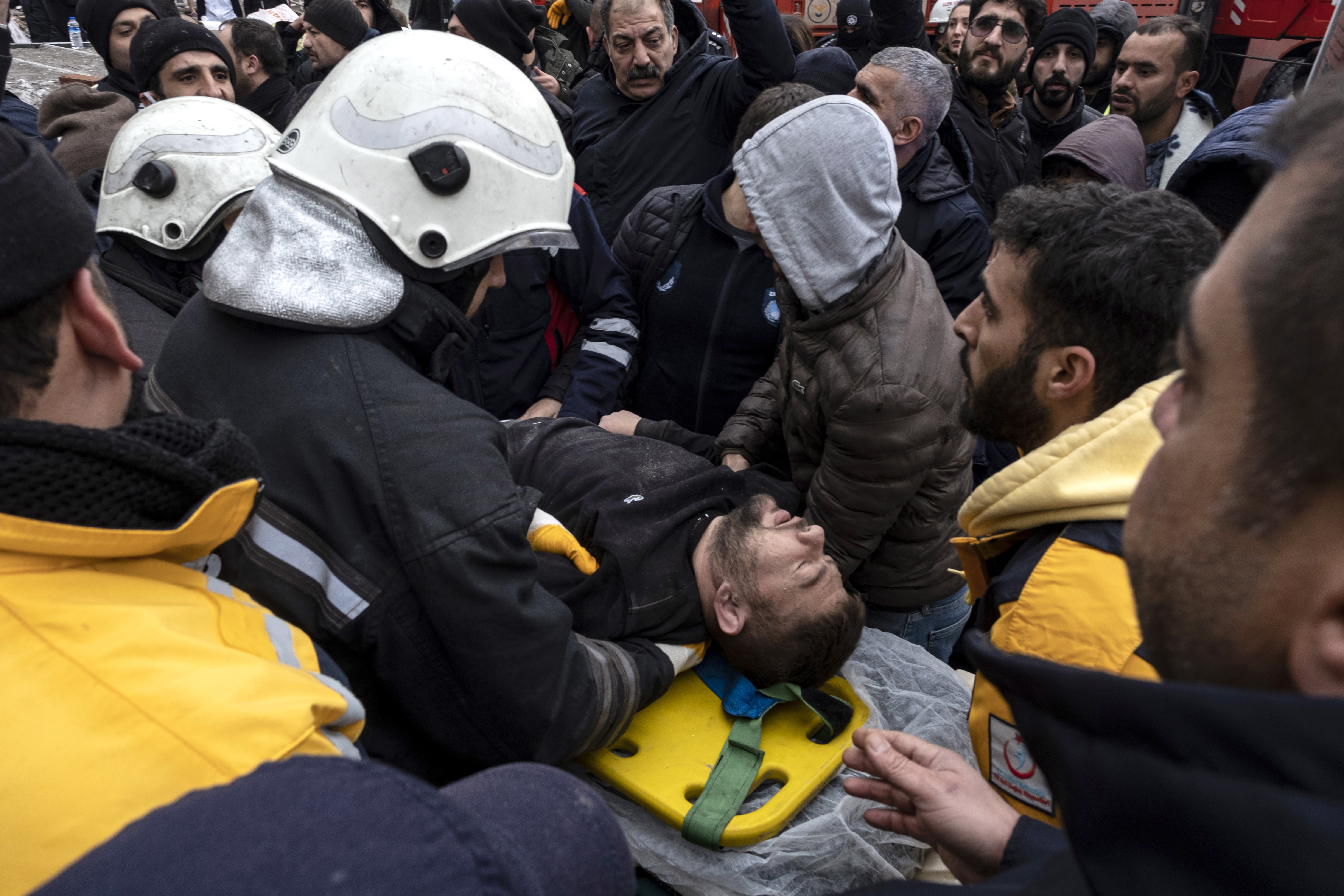 Diyarbakir (Turkey), 06/02/2023.- Emergency personnel carry an injured person after a building collapsed following an earthquake in Diyarbakir, southeast of Turkey, 06 February 2023. According to the US Geological Service, an earthquake with a preliminary magnitude of 7.8 struck southern Turkey close to the Syrian border. The earthquake caused buildings to collapse and sent shockwaves over northwest Syria, Cyprus, and Lebanon. At least 912 people were confirmed dead and more than 5,000 have been injured in Turkey, the Turkish president said. (Terremoto/sismo, Chipre, Líbano, Siria, Turquía) EFE/EPA/REFIK TEKIN