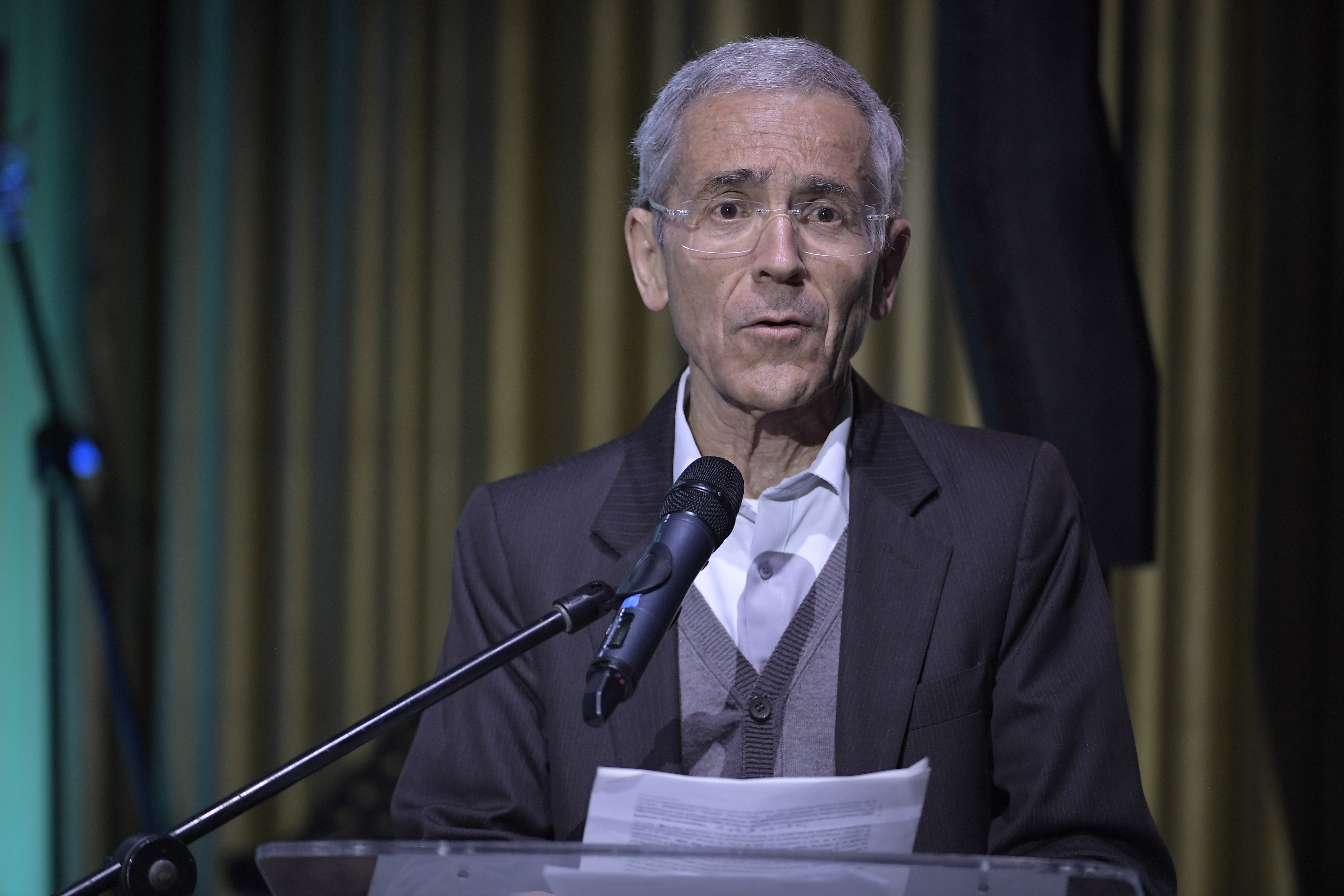 Padre y presidente de la Comisión de Esclarecimiento de la Verdad (CEV) , hace la entrega simbólica del fondo documental digital de la Comisión de Esclarecimiento de la Verdad (CEV) al Archivo General de la Nación.