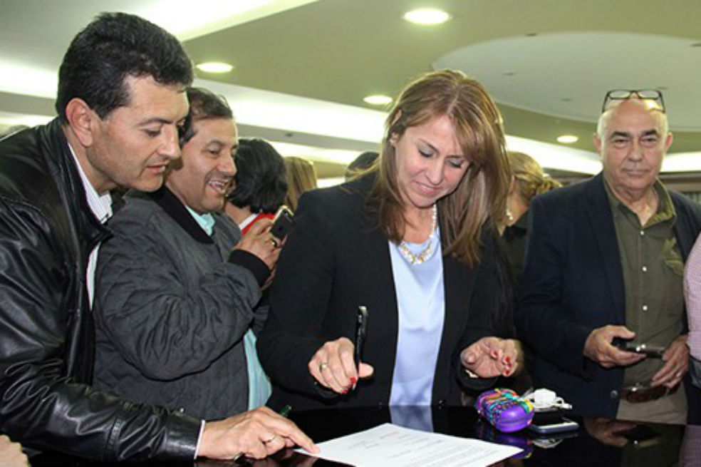 Pese a aumento acordado, empleados estatales siguen en paro