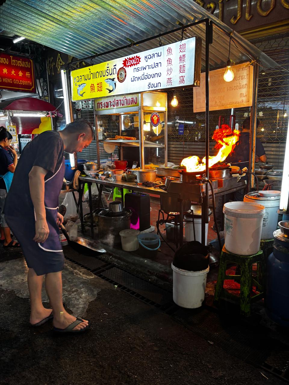 Puesto de comida callejera en Bangkok.