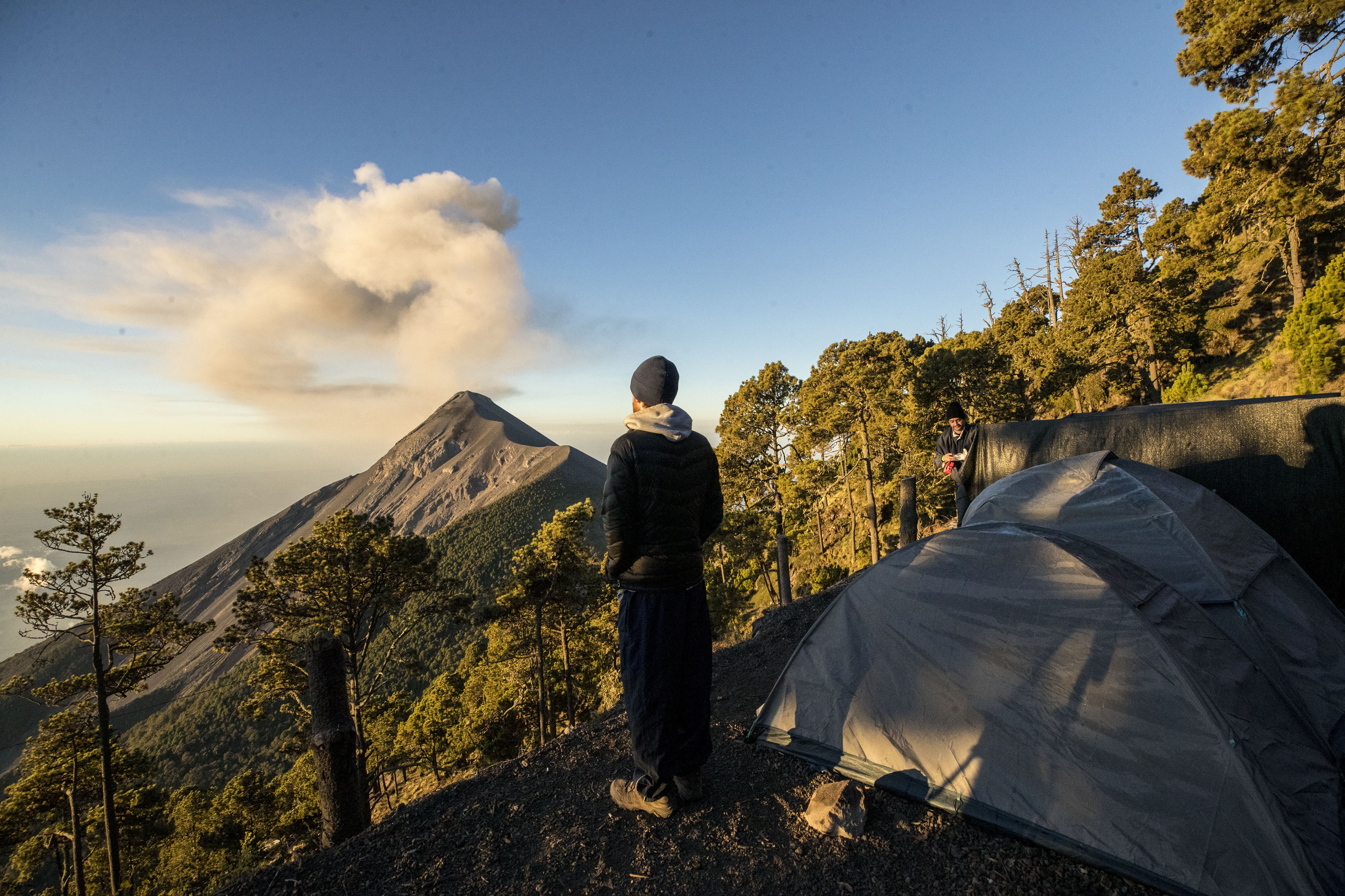 ACOMPAÑA CRÓNICA: GUATEMALA TURISMO GU3002. ACATENANGO (GUATEMALA), 18/11/2022.- Fotografía que muestra una explosión desde un campamento en el volcán Acatenango el 13 de enero de 2023 en Acatenango (Guatemala). Después de lo peor de la pandemia de la covid-19, el volcán de Acatenango, en el centro de Guatemala, se ha convertido nuevamente en punto de atracción para turistas locales y extranjeros, en un coloso considerado el tercer pico más alto de Centroamérica. EFE/Esteban Biba