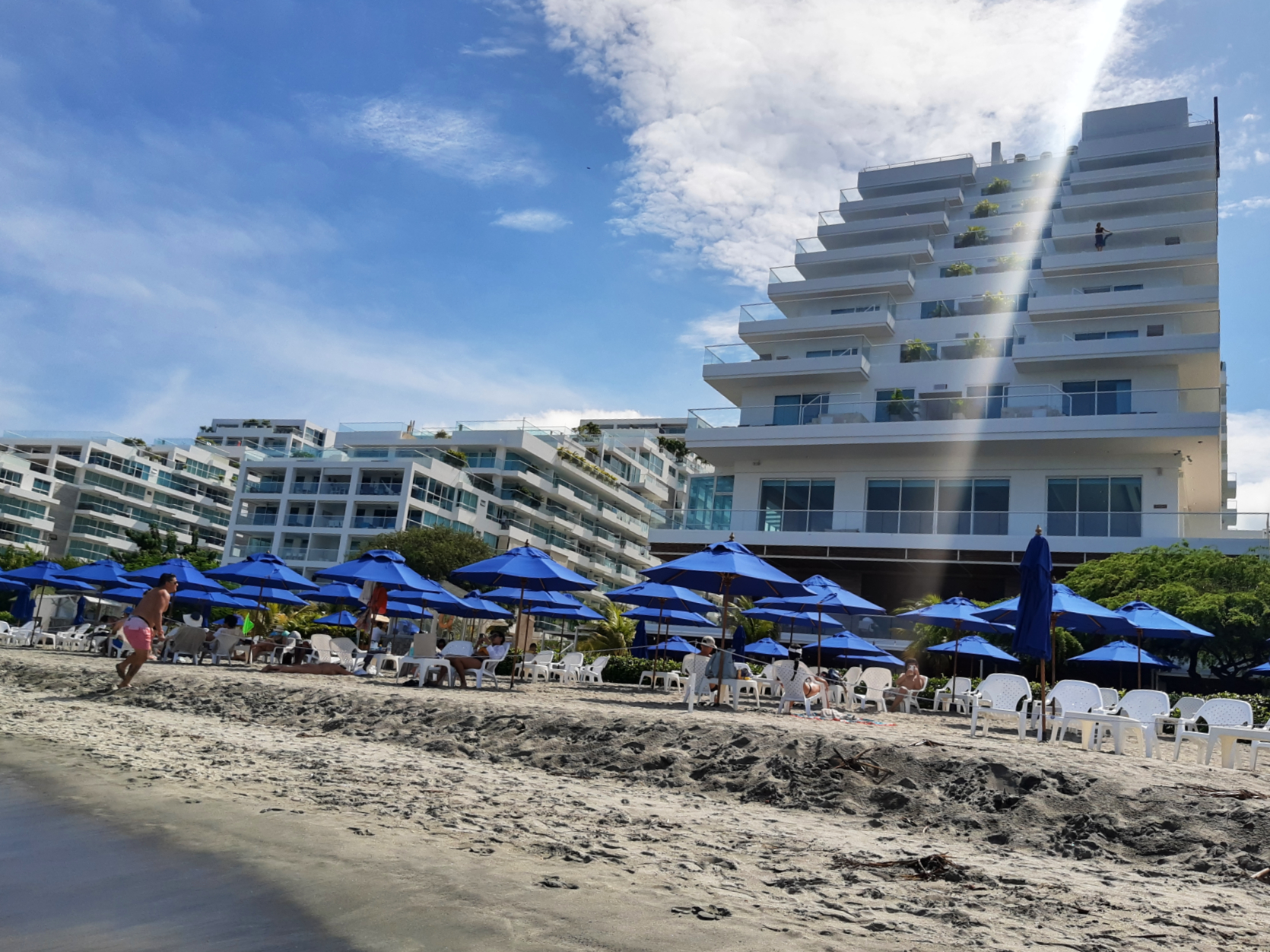 Se deben seguir estrictos protocolos en las áreas comunes, como la playa, la piscina, los bares y restaurantes; donde, entre otras, se debe mantener el distanciamiento social, y, solo mientras está comiendo, o dentro del agua, quitarse el tapabocas.