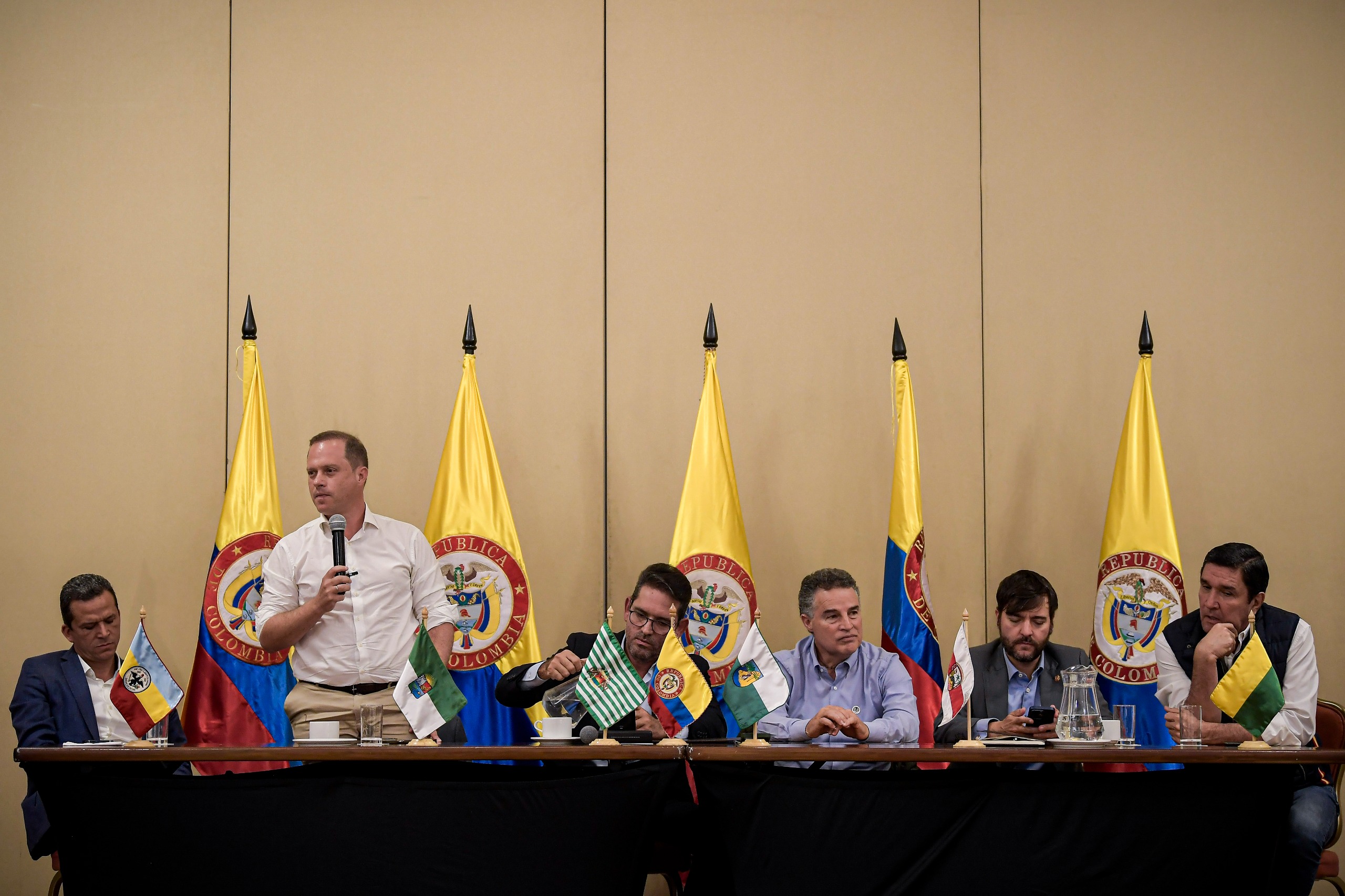 Exalcalde de Soacha Juan Carlos Saldarriaga, exgobernadores de Sucre Héctor Olimpo, del Meta Juan Guillermo Zuluaga, de Antioquia Aníbal Gaviria y exalcaldes de Barranquilla Jaime Pumarejo y de Bucaramanga Juan Carlos Cárdenas.