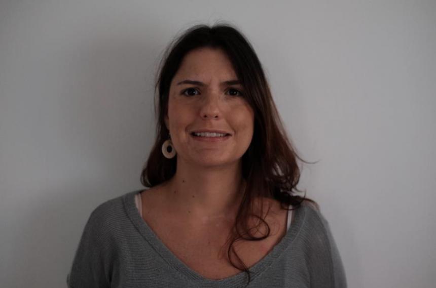 La escritora Maria Isabel Abad, quien presentó su reciente libro Hotel París, el cual relata la historia de Raquel una mujer que buscará reencontrarse a sí misma y enfrentar su destino.  / Cortesía