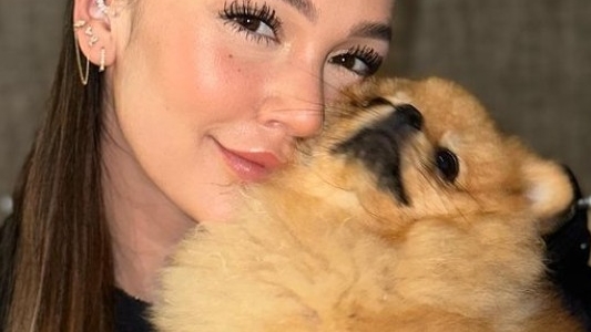 Lina Tejeiro al lado de su perrita Frida.