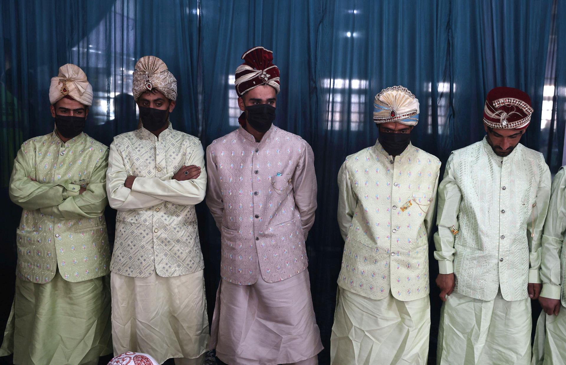 El engaño de las bodas colectivas que dejó a decenas de hombres sin pareja en India