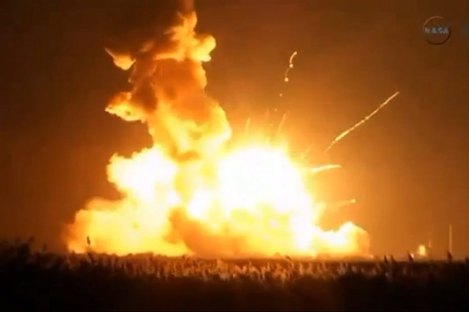 Captura de video de la NASA que muestra el cohete incendiándose en la plataforma.