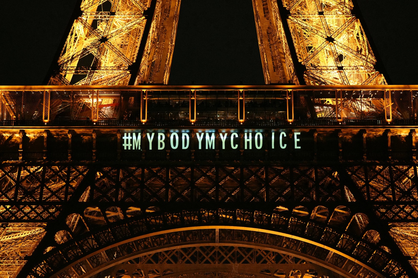 El mensaje "Mi cuerpo, mi decisión", se proyectó en la Torre Eiffel después de que el parlamento francés votara para que el derecho al aborto estuviera en la constitución del país.