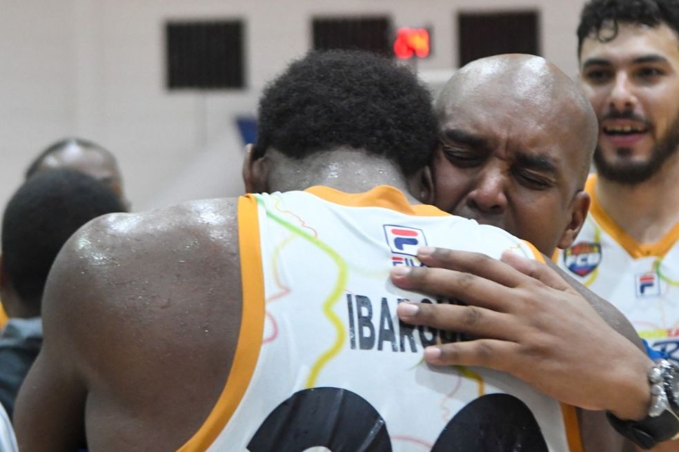El entrenador Iván García se abraza con Andrés Ibargüen, luego de conseguir el título.