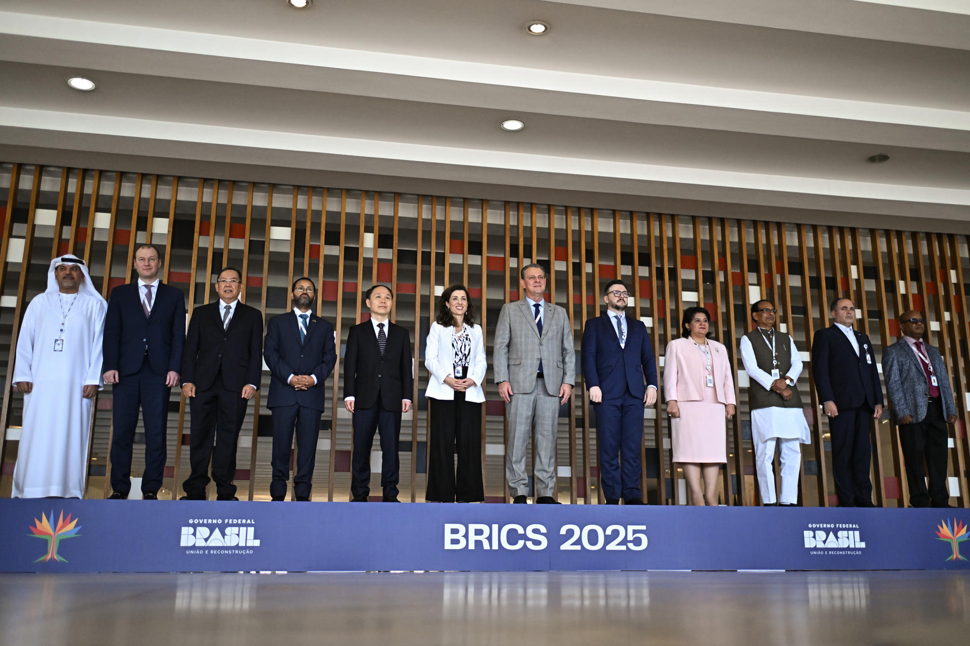 AME273. BRASILIA (BRASIL), 17/04/2025.- El ministro de Agricultura de Brasil, Carlos Fávaro (c) junto a representantes de Emiratos Árabes Unidos, Rusia, Indonesia, Etiopía, China, Egipto, India, Irán y Sudáfrica, posan durante la reunión de ministros del grupo de trabajo de Agricultura del BRICS, en el Palácio Itamaraty en Brasilia (Brasil). El "proteccionismo sin precedentes" de EE.UU. llevará al foro BRICS a buscar "nuevas oportunidades", afirmó el ministro de Agricultura de Brasil, Carlos Fávaro, cuyo país ejerce la presidencia anual del grupo de economías emergentes. EFE/ Andre Borges