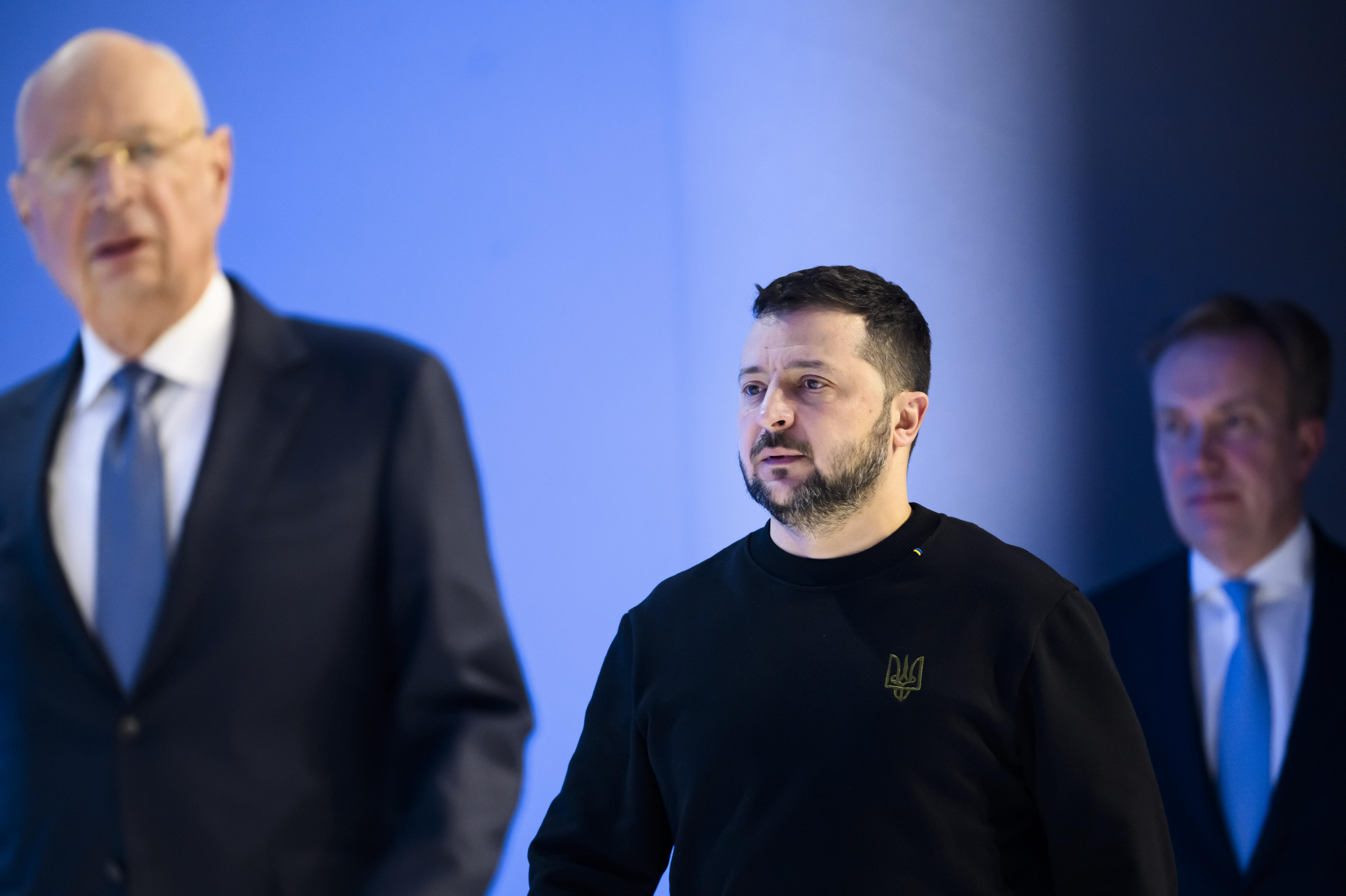 En Davos, Zelenski busca descongelar la ayuda de sus aliados