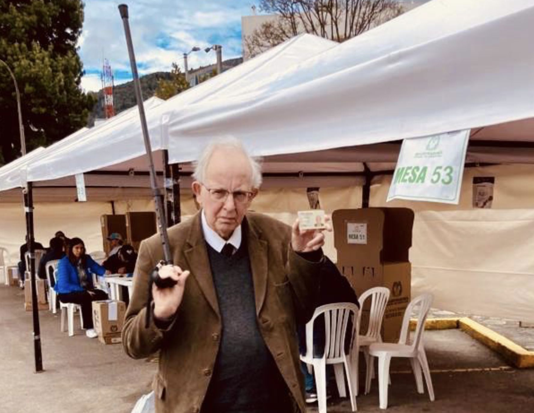 El historiador Malcolm Deas (Q.E.P.D.) ejeciendo su derecho al voto como colombiano por naturalización.