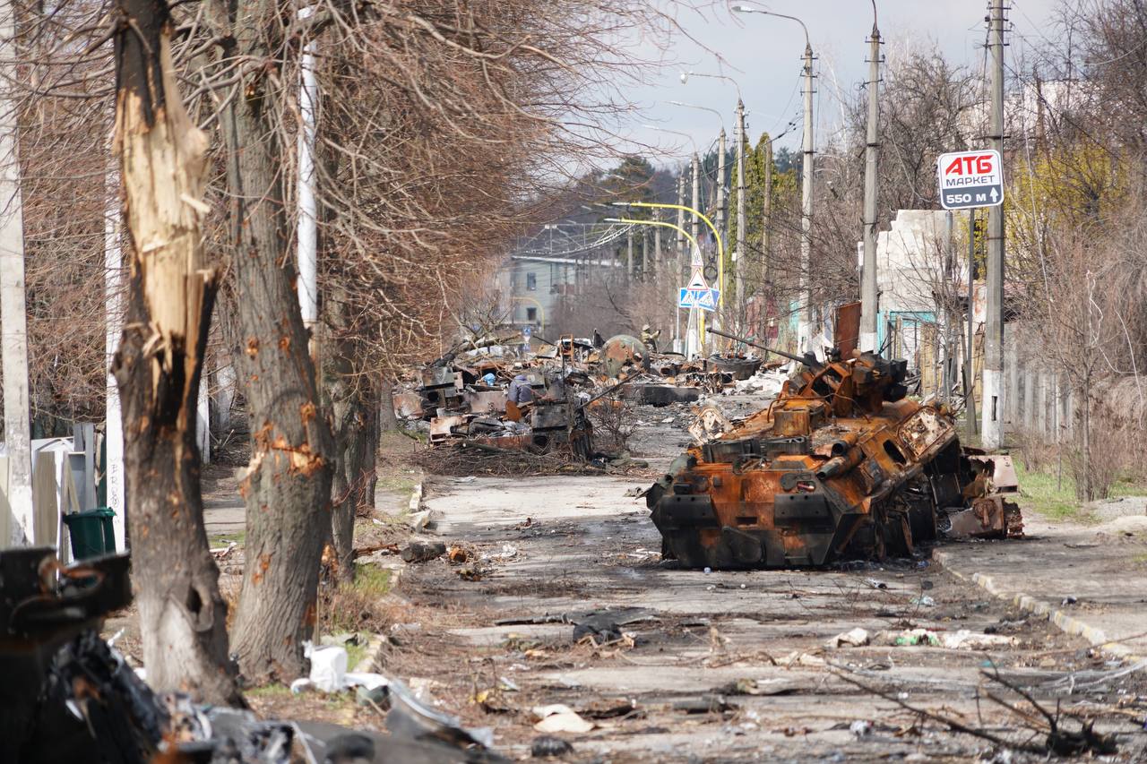 Avenida principal de Bucha, Ucrania. La vía de esta localidad se convirtió en un campo de batalla a finales de febrero y principios de marzo, tras la invasión de tropas rusas.