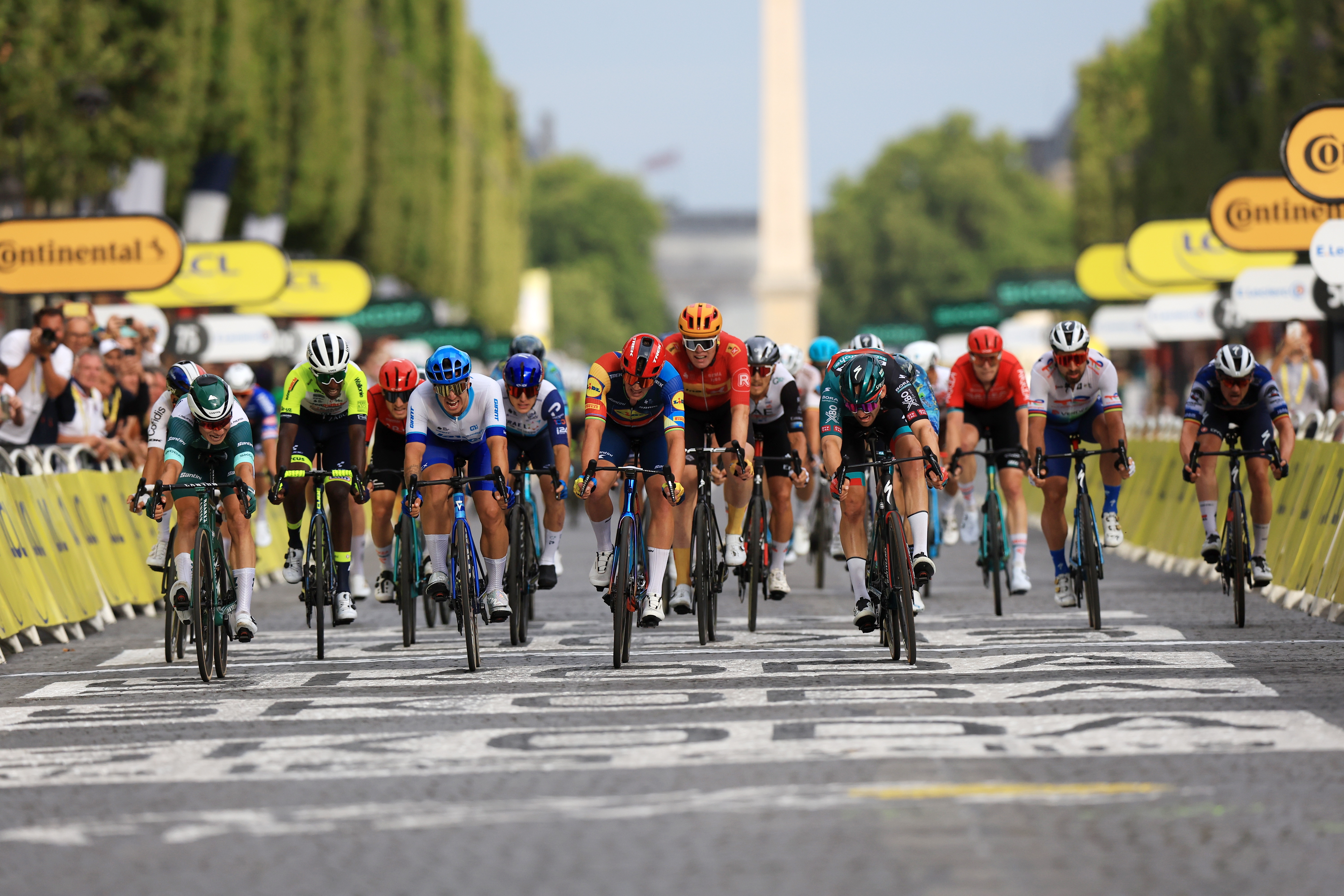 Paris (France), 23/07/2023.- Belgian rider Jordi Meeus (C-R) of team BORA-hansgrohe crosses the finish line to win the 21st and final stage of the Tour de France 2023 over 115kms from Saint-Quentin-en-Yvelines to Paris Champs-Elysee, France, 23 July 2023. Green Jersey best sprinter Belgian rider Jasper Philipsen (L) of team Alpecin-Deceuninck finished second. (Ciclismo, Francia) EFE/EPA/MARTIN DIVISEK