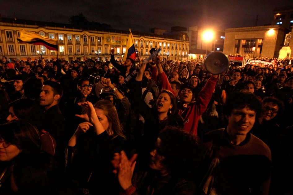 Manifestantes participan en un cacerolazo en la Plaza de Bolívar en Bogotá. Foto: EFE