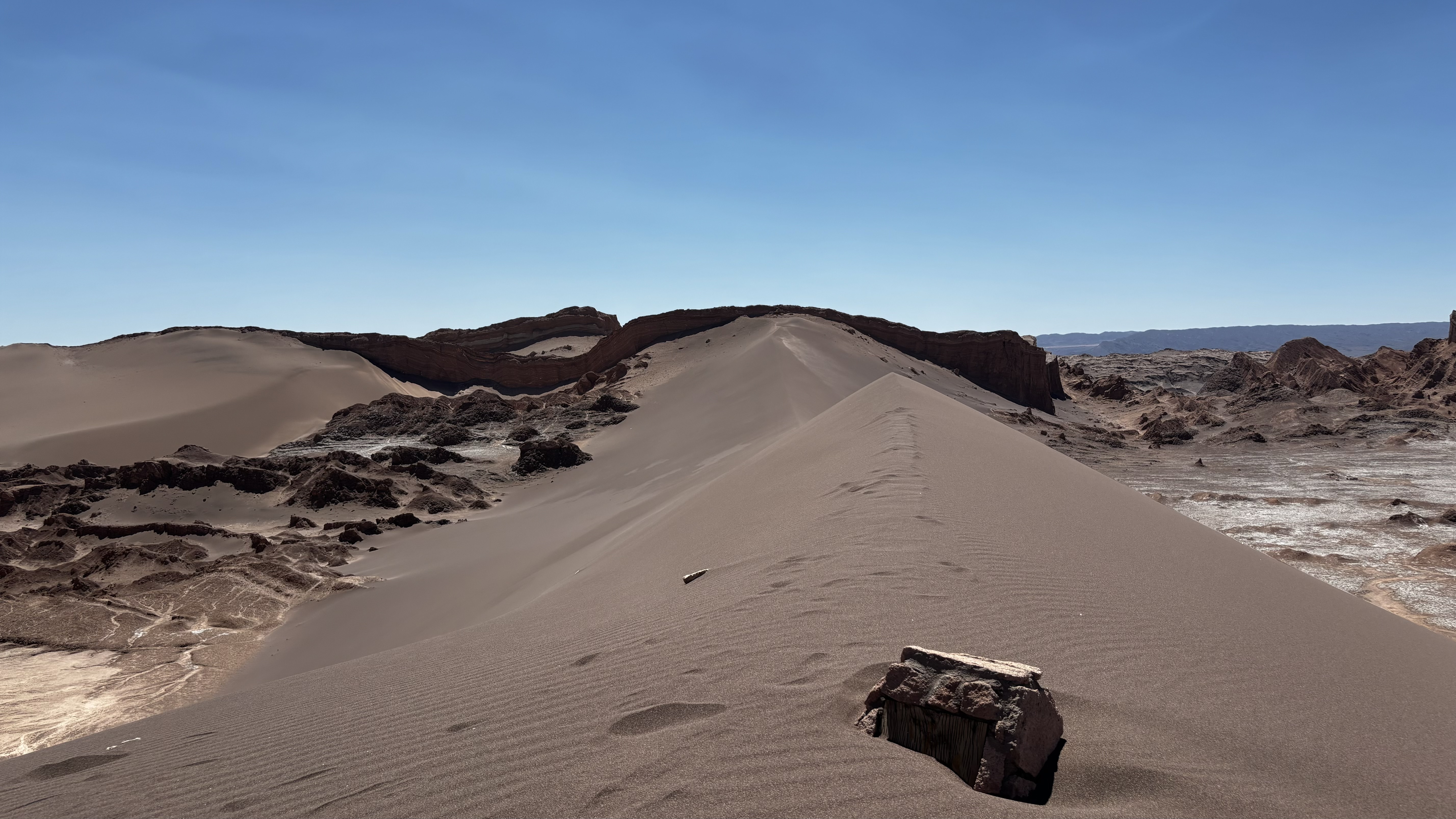 Caminar entre estos valles y dunas, ya sea por la hora del día, la temporada del año o la luz del sol, es como sentir que se está en la Luna, en Marte, en donde sea, pero muy lejos; la sensación es extrema por lo desgastante, no solo por sus más de 2.400 m. s. n. m., sino también por el frío de las noches, el calor incesante del día y la belleza de sus paisajes