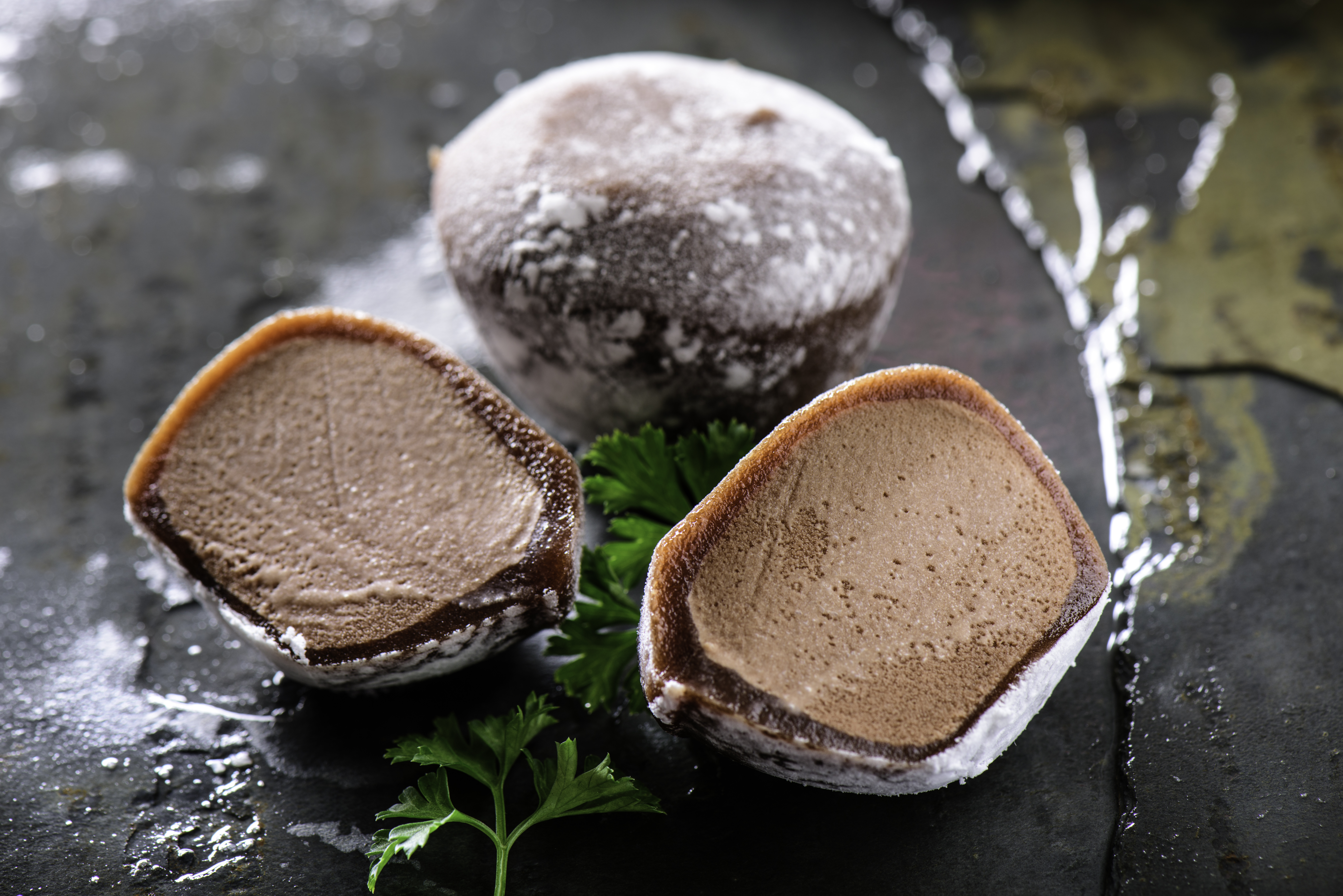Mochis de chocolate rellenos de helado con sabor a Oreo