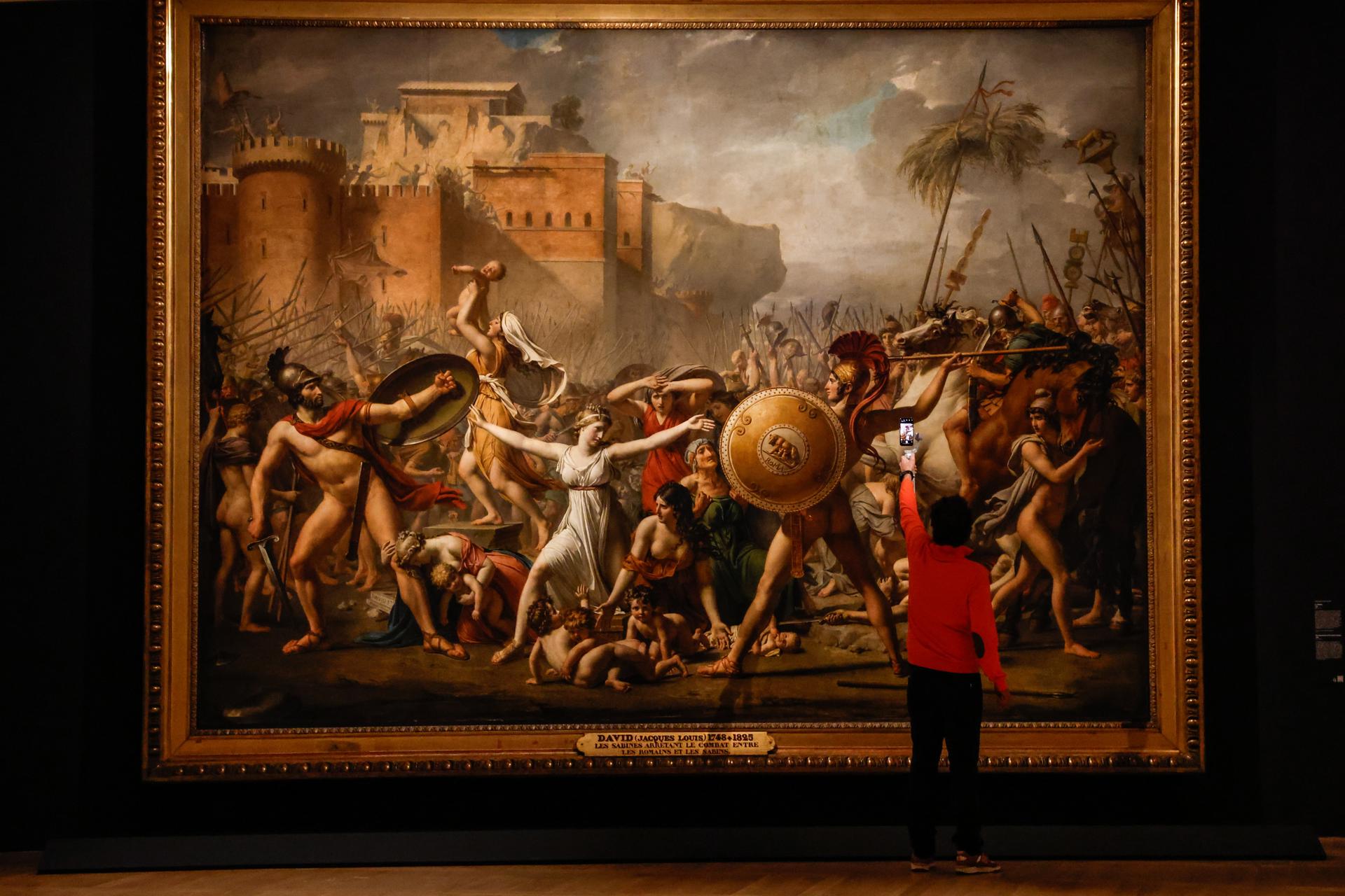 Paris (France), 14/10/2025.- The artwork entitled 'Les Sabines' (The Intervention of the Sabine Women) by French painter Jacques-Louis David is on display at the 'Jacques-Louis David' exhibition at the Louvre Museum in Paris, France, 14 October 2025. The exhibition runs from 15 October 2025 to 26 January 2026. (Francia) EFE/EPA/MOHAMMED BADRA