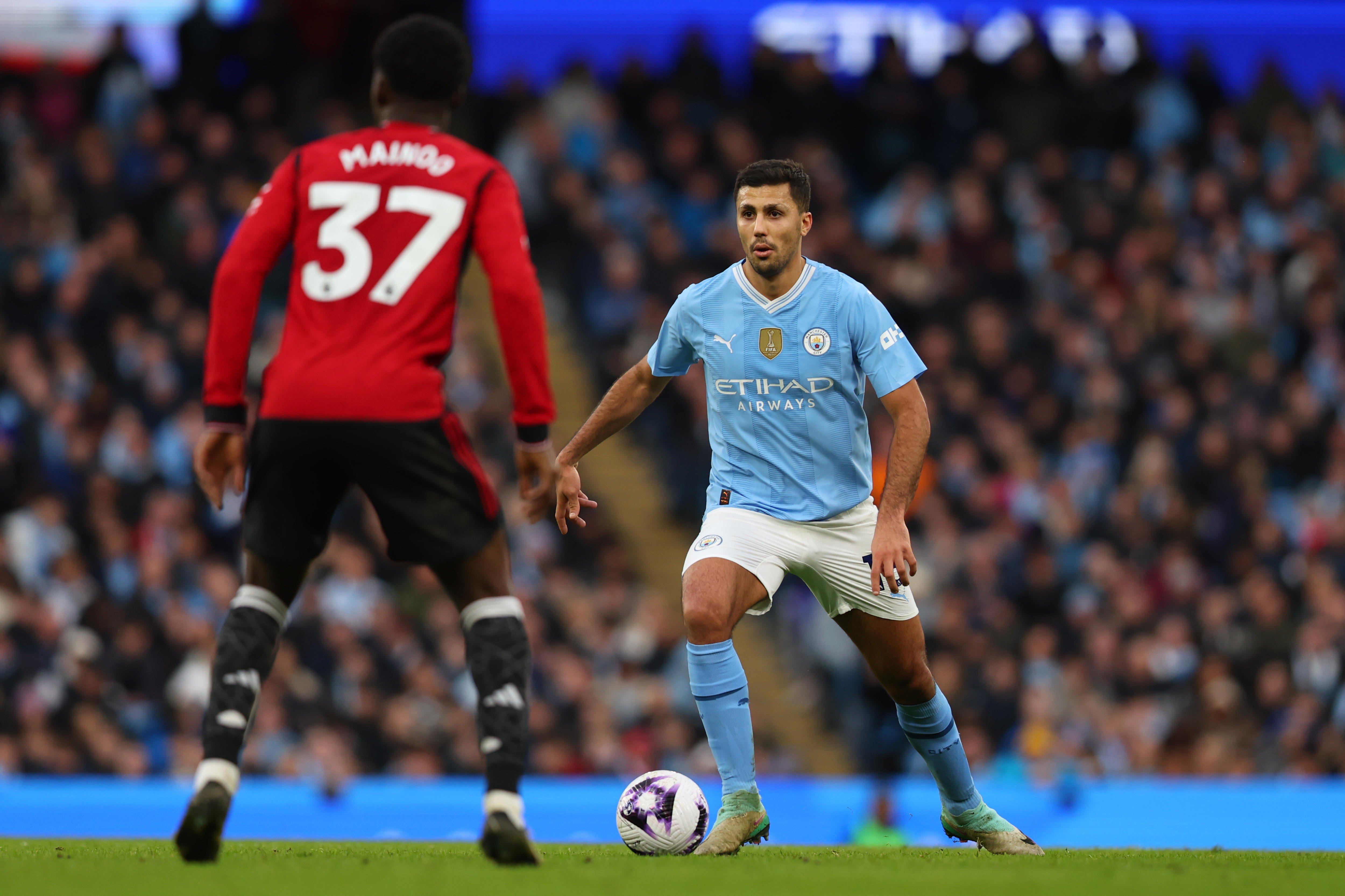 Manchester (United Kingdom), 03/03/2024.- Rodri (R) of Manchester City in action during the English Premier League match between Manchester City and Manchester United, in Manchester, Britain, 03 March 2024. (Reino Unido) EFE/EPA/ASH ALLEN EDITORIAL USE ONLY. No use with unauthorized audio, video, data, fixture lists, club/league logos, 'live' services or NFTs. Online in-match use limited to 120 images, no video emulation. No use in betting, games or single club/league/player publications.