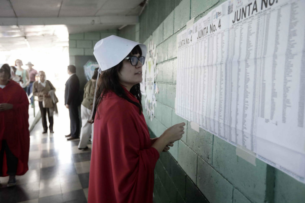 Costa Rica vota dividida entre predicador evangélico y exministro oficialista