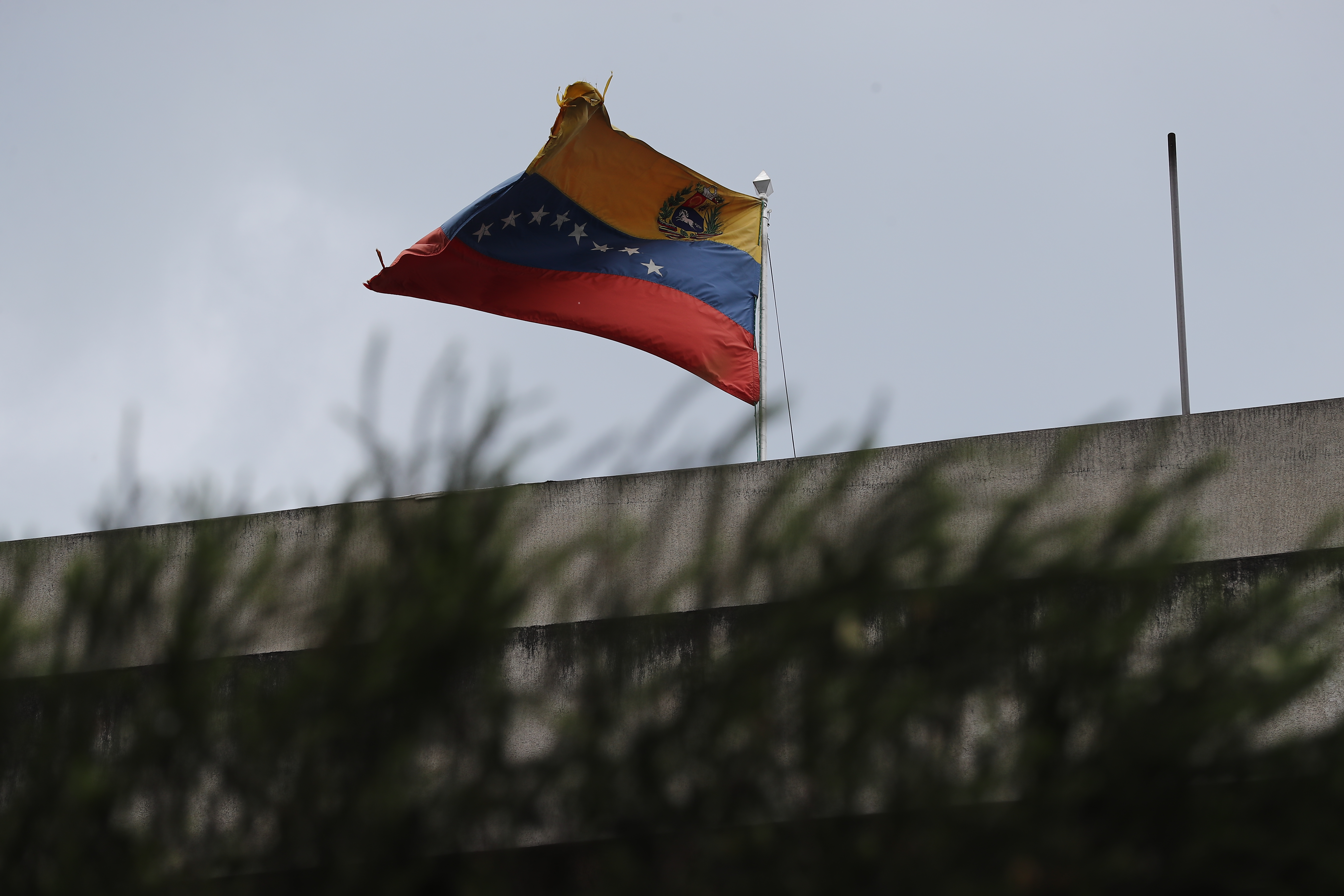 QUI01. QUITO (ECUADOR), 16/04/2024.- Fotografía de la sede del Consulado de Venezuela este martes en Quito (Ecuador). El presidente de Venezuela, Nicolás Maduro, anunció este martes, en la reunión virtual de la Comunidad de Estados Latinoamericanos y Caribeños (Celac), el cierre de la Embajada y consulados de la nación caribeña en Ecuador, en apoyo a México, tras el asalto de la Policía ecuatoriana a la sede diplomática de este país. EFE/ José Jácome