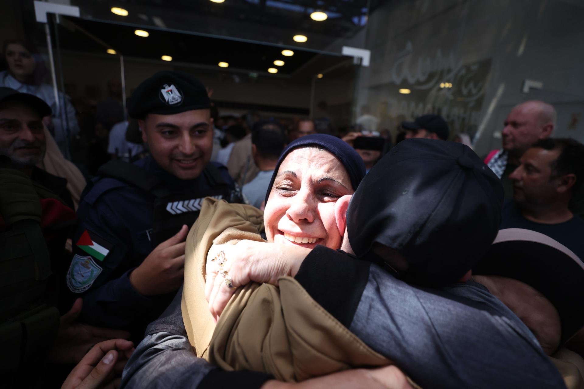Ramallah (-), 13/10/2025.- A freed Palestinian is hugged by a relative as prisoners arrive after being released from an Israeli jail in the West Bank city of Ramallah, 13 October 2025. As part of the ceasefire agreement between Israel and Hamas, some 20 Israeli captives and around 2,000 Palestinian prisoners are scheduled to be released on 13 October. (Ramala) EFE/EPA/ALAA BADARNEH