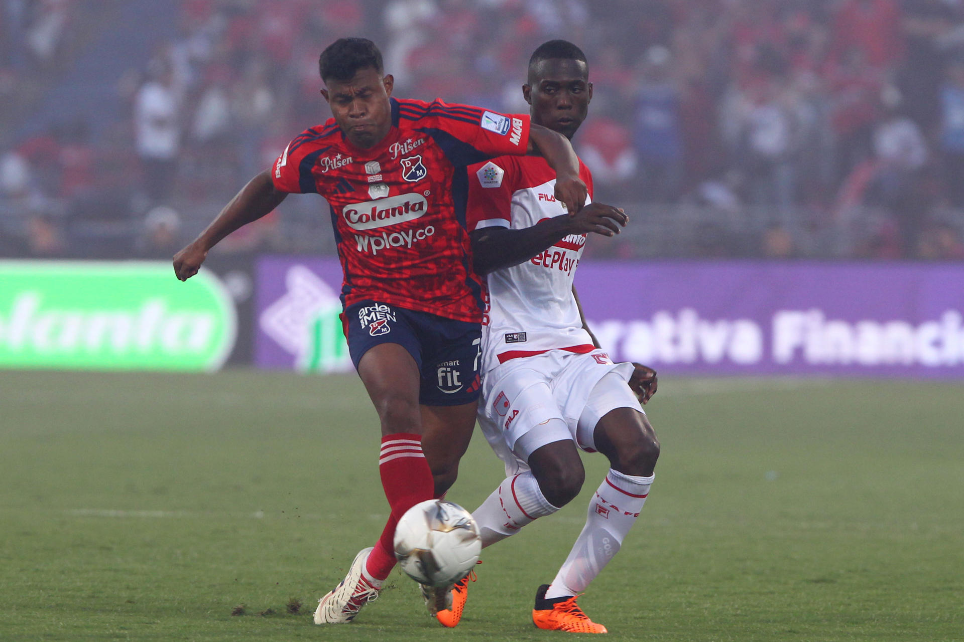 Medellín y Santa Fe empataron 1-1 bajo la intensa lluvia en el Atanasio Girardot