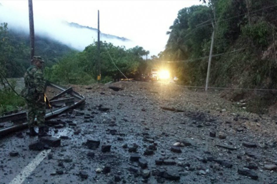 Así quedó la vía luego de que un grupo armado detonara varios explosivos. / Foto: Ejército. 