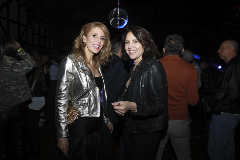 Paola Turbay y Alejandra Azcárate en fiesta de cumpleaños de famoso amigo